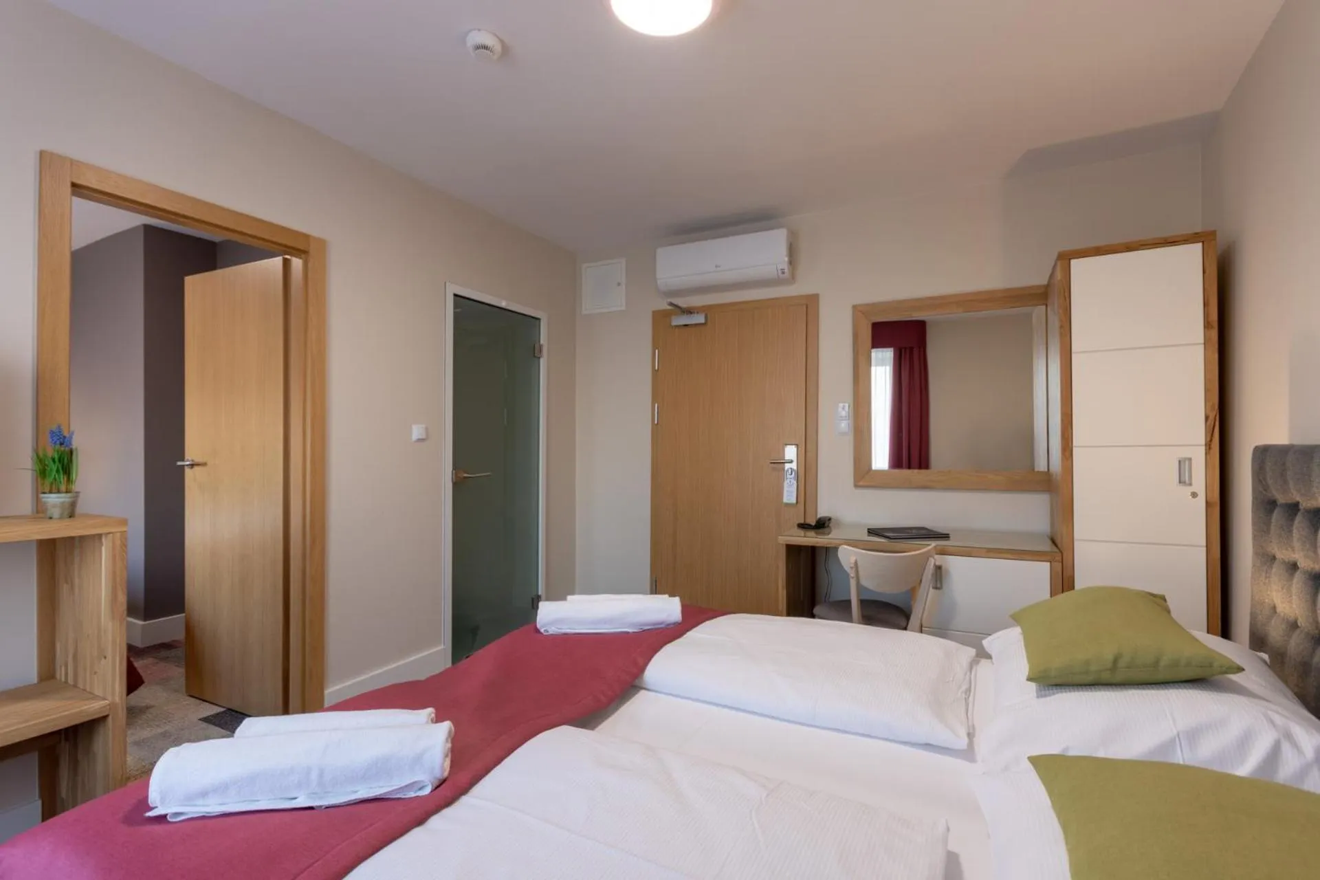 Photo of the whole room in Marina Pallatium Premium Floor