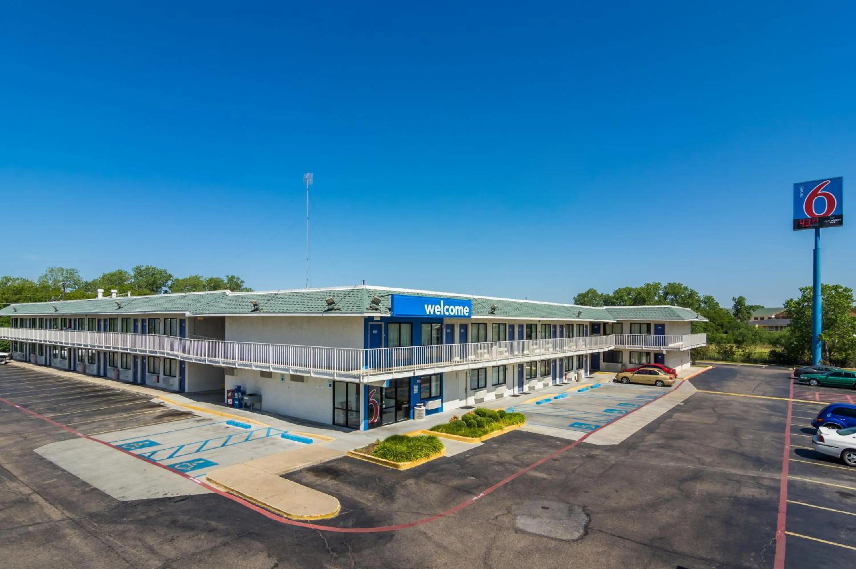 Property building in Motel 6-Bellmead, TX - Waco