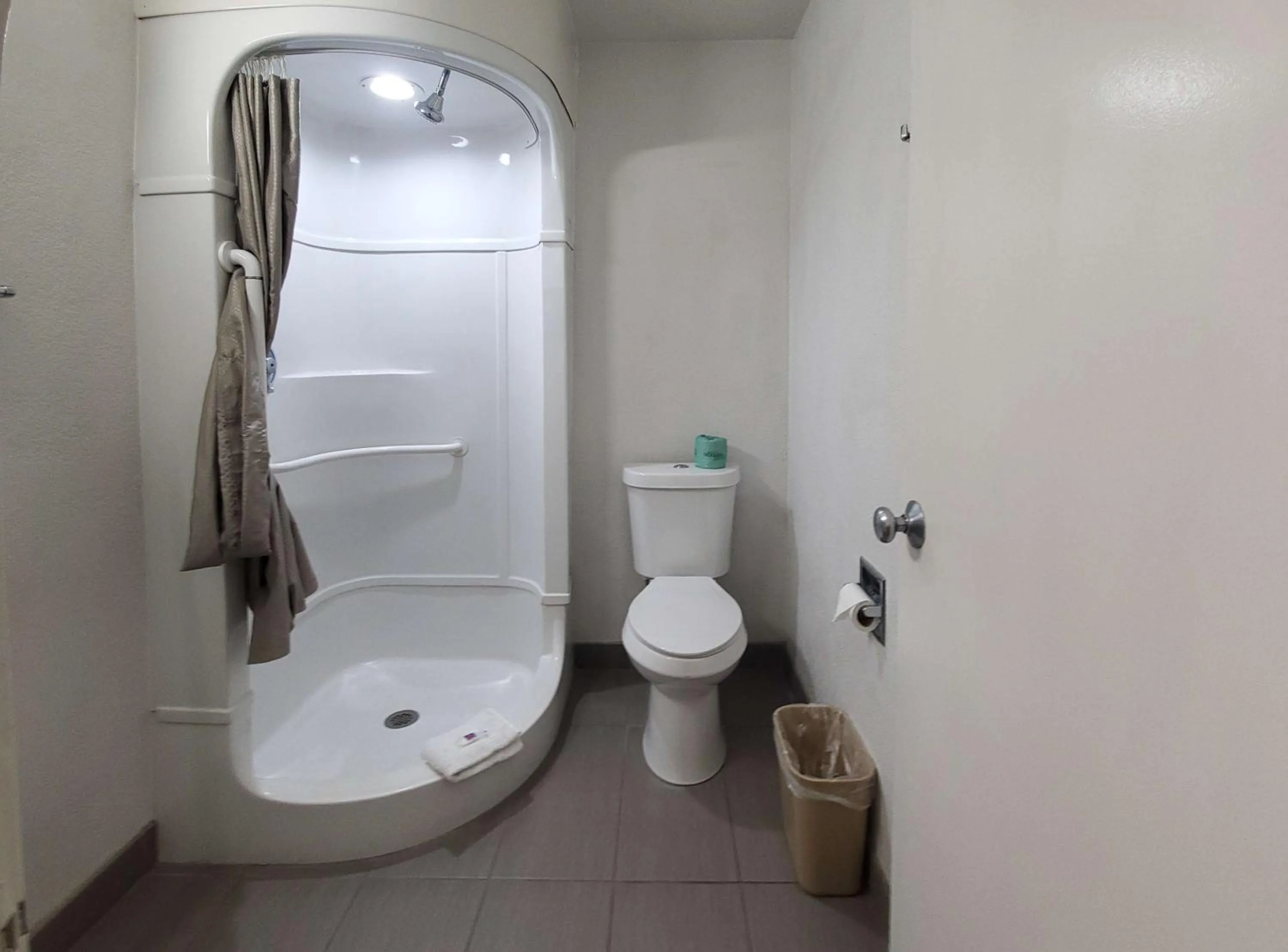 Bathroom in Motel 6-Bellmead, TX - Waco