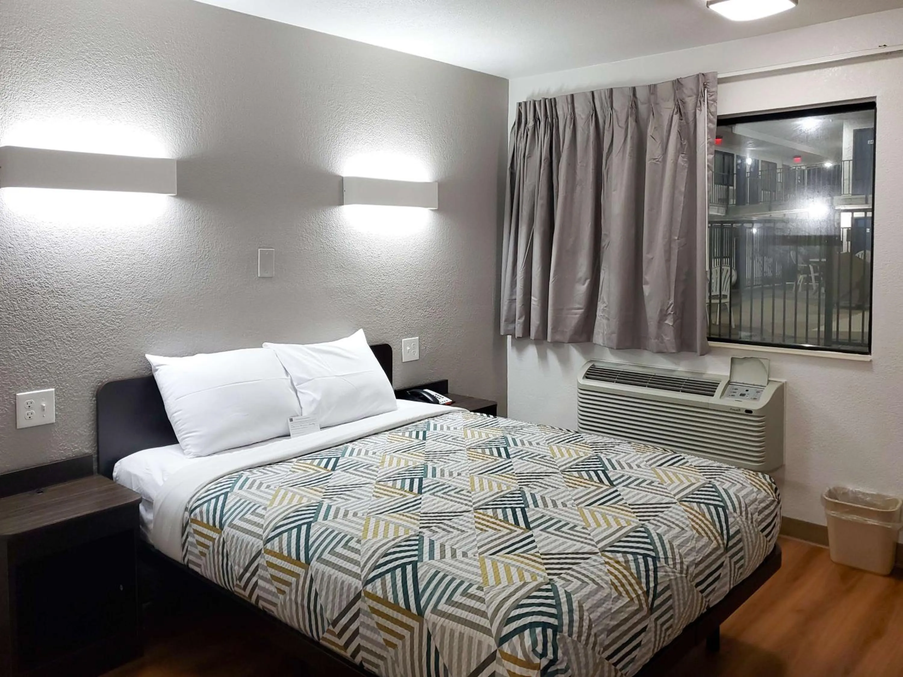 Bedroom, Bed in Motel 6-Bellmead, TX - Waco