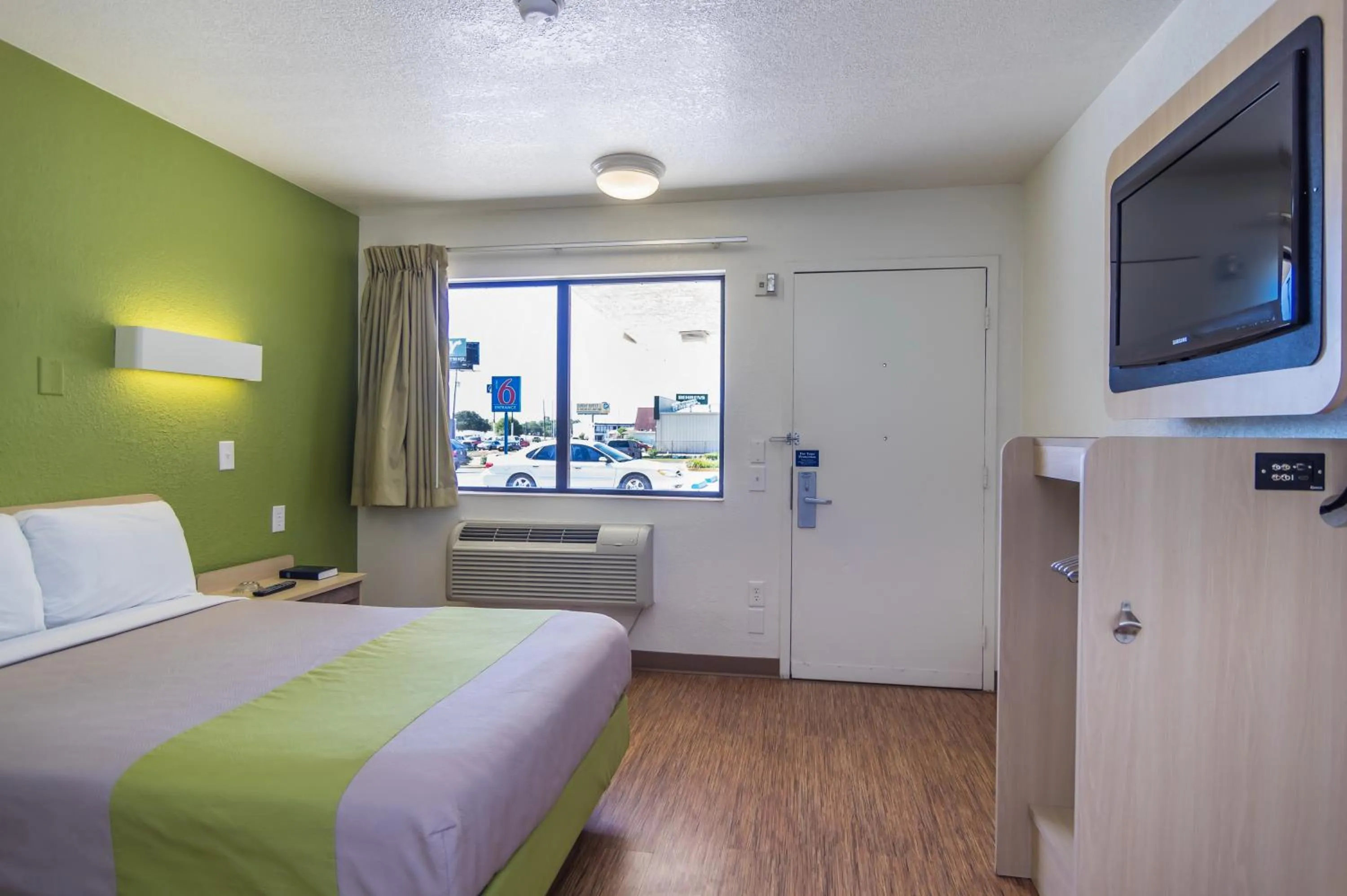 Bedroom, Bed in Motel 6-Bellmead, TX - Waco