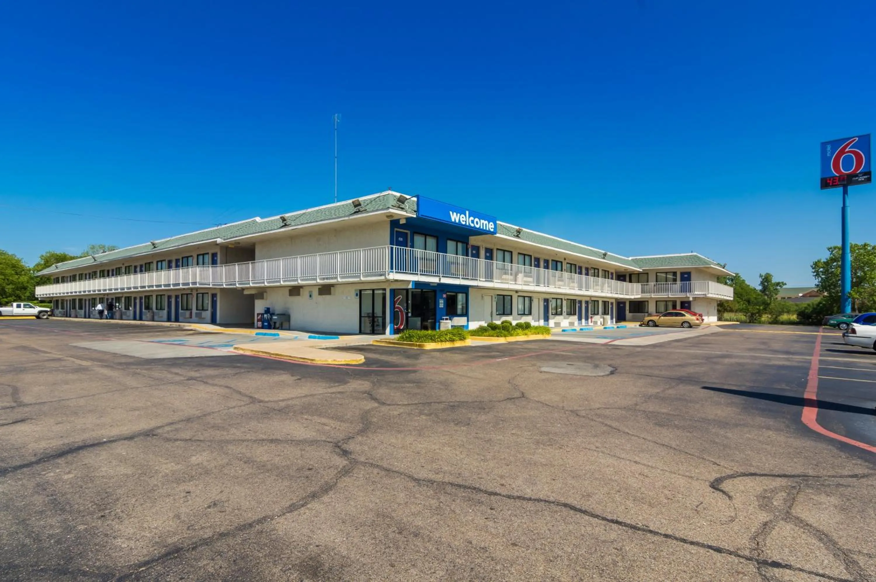 Property building in Motel 6-Bellmead, TX - Waco