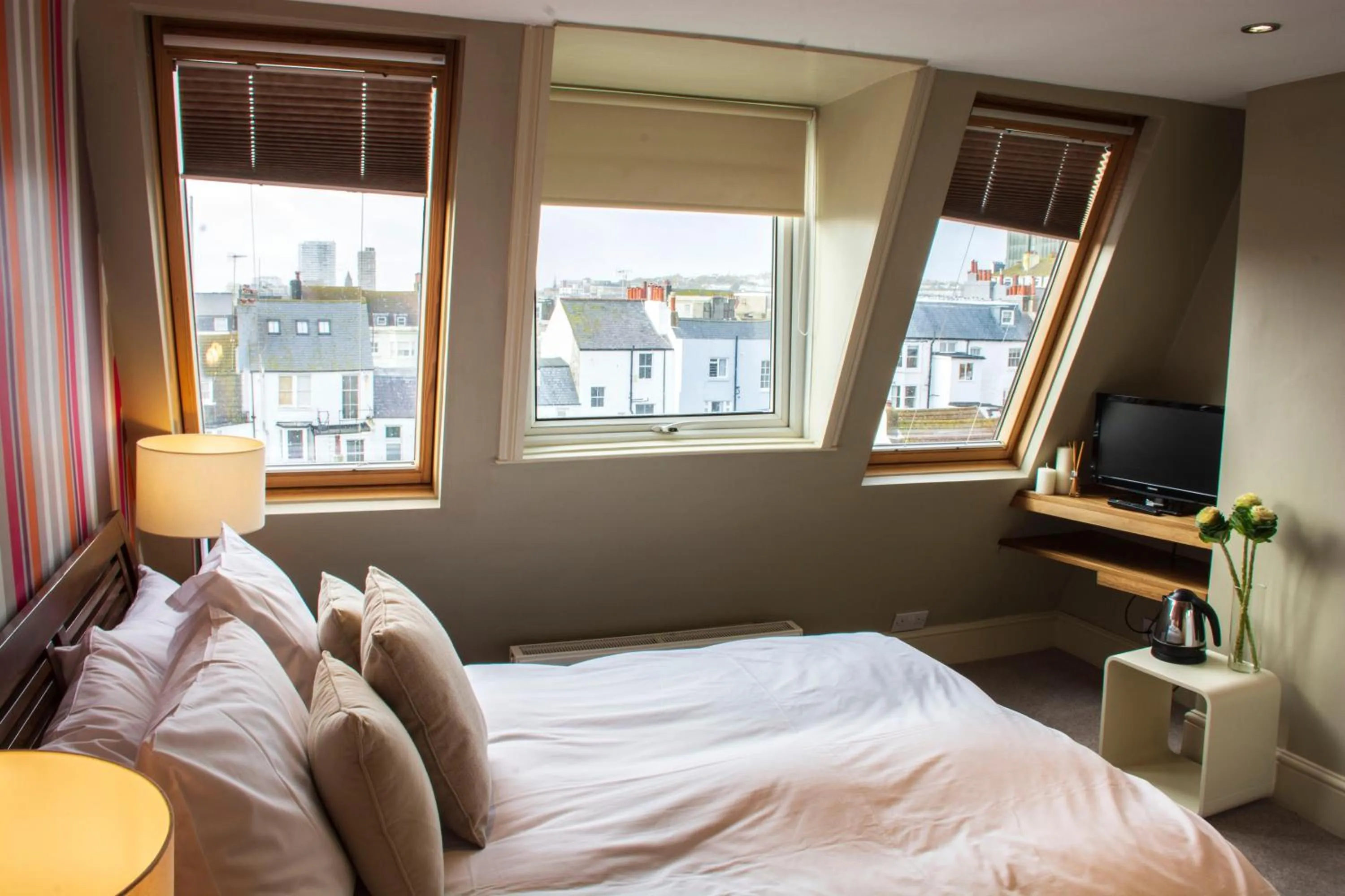 Quiet street view, Bed in Amherst Brighton