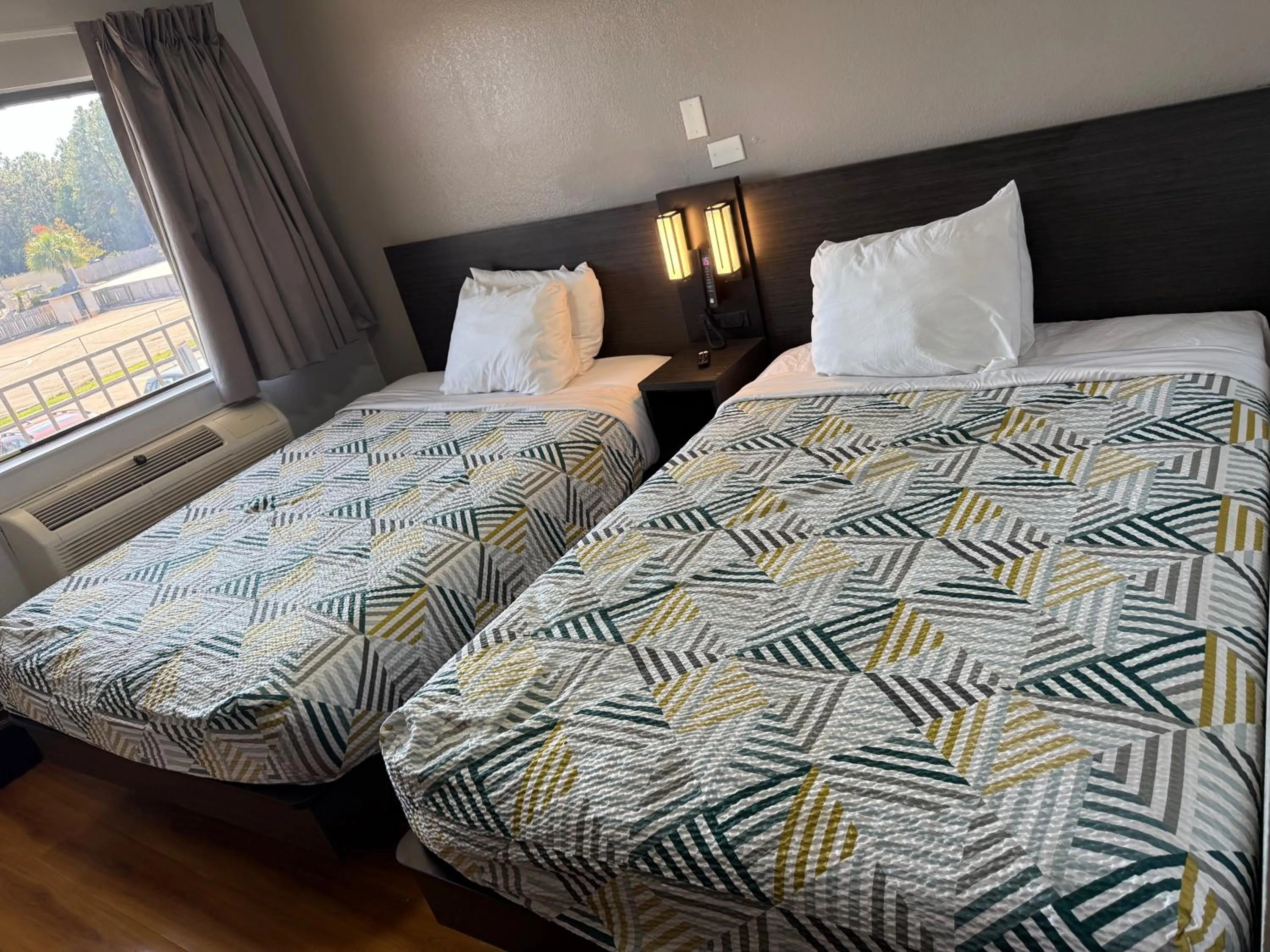 Bedroom, Bed in Motel 6 Gulfport, MS Airport