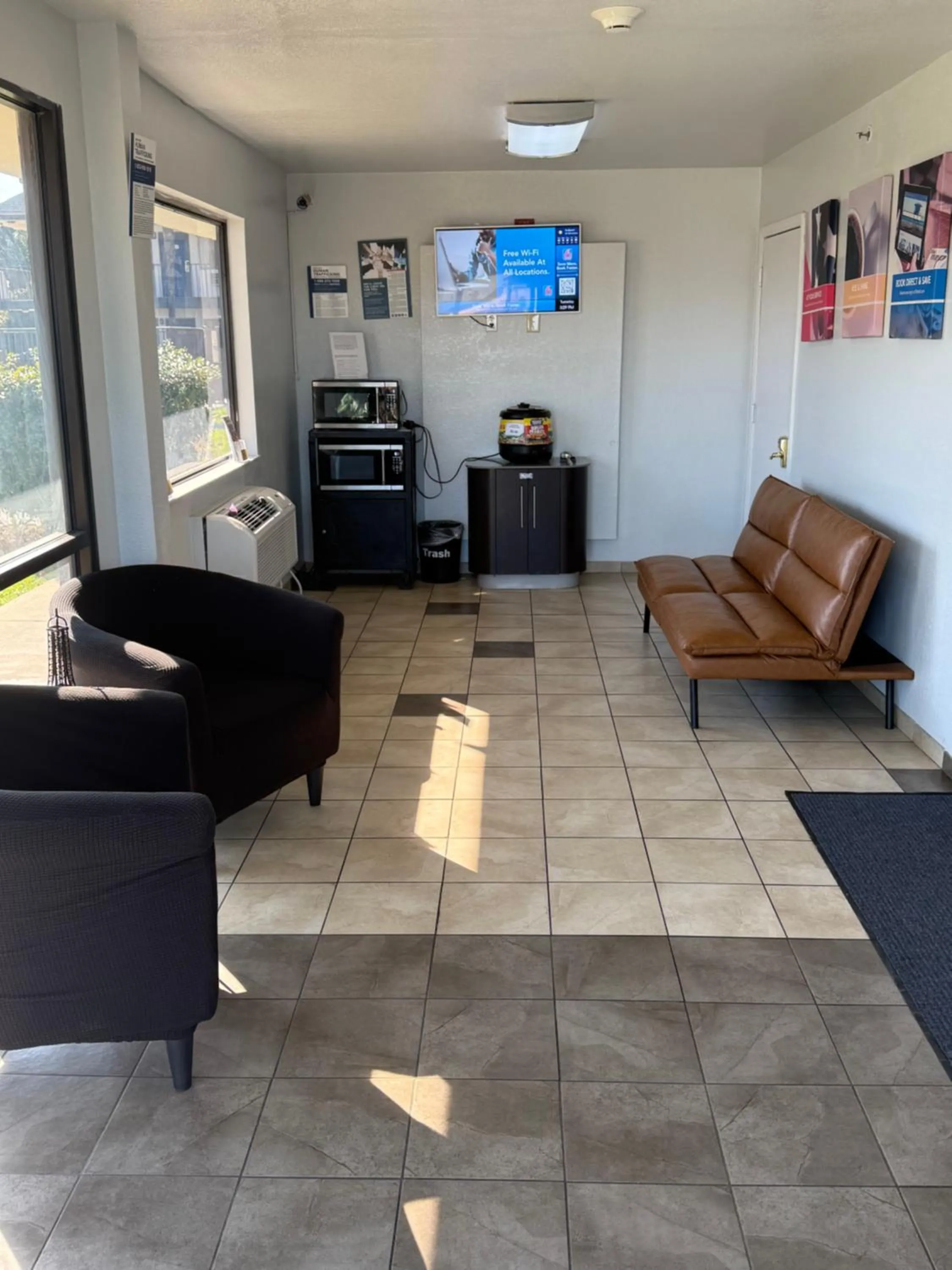 Seating area in Motel 6 Gulfport, MS Airport