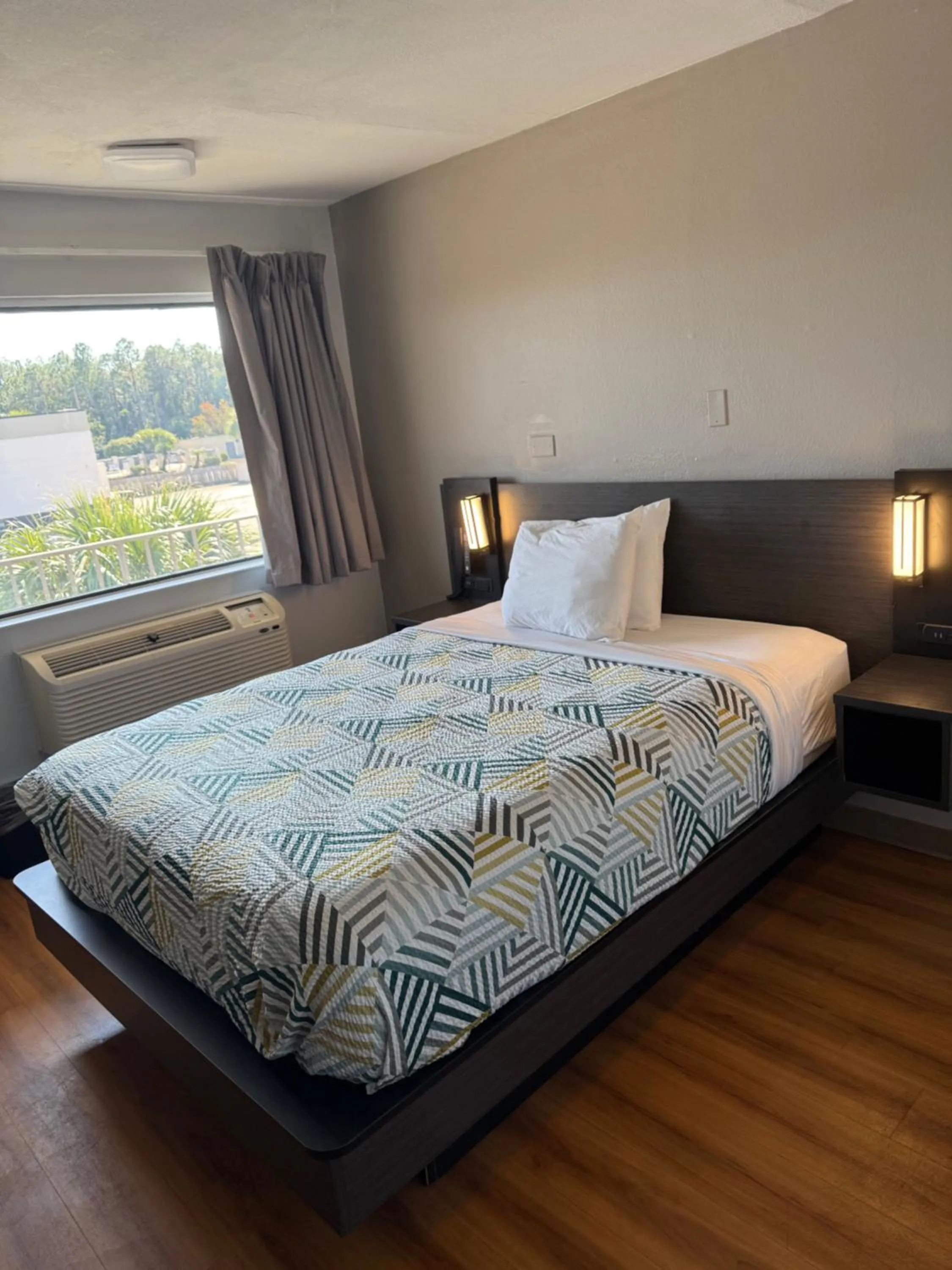 Bedroom, Bed in Motel 6 Gulfport, MS Airport