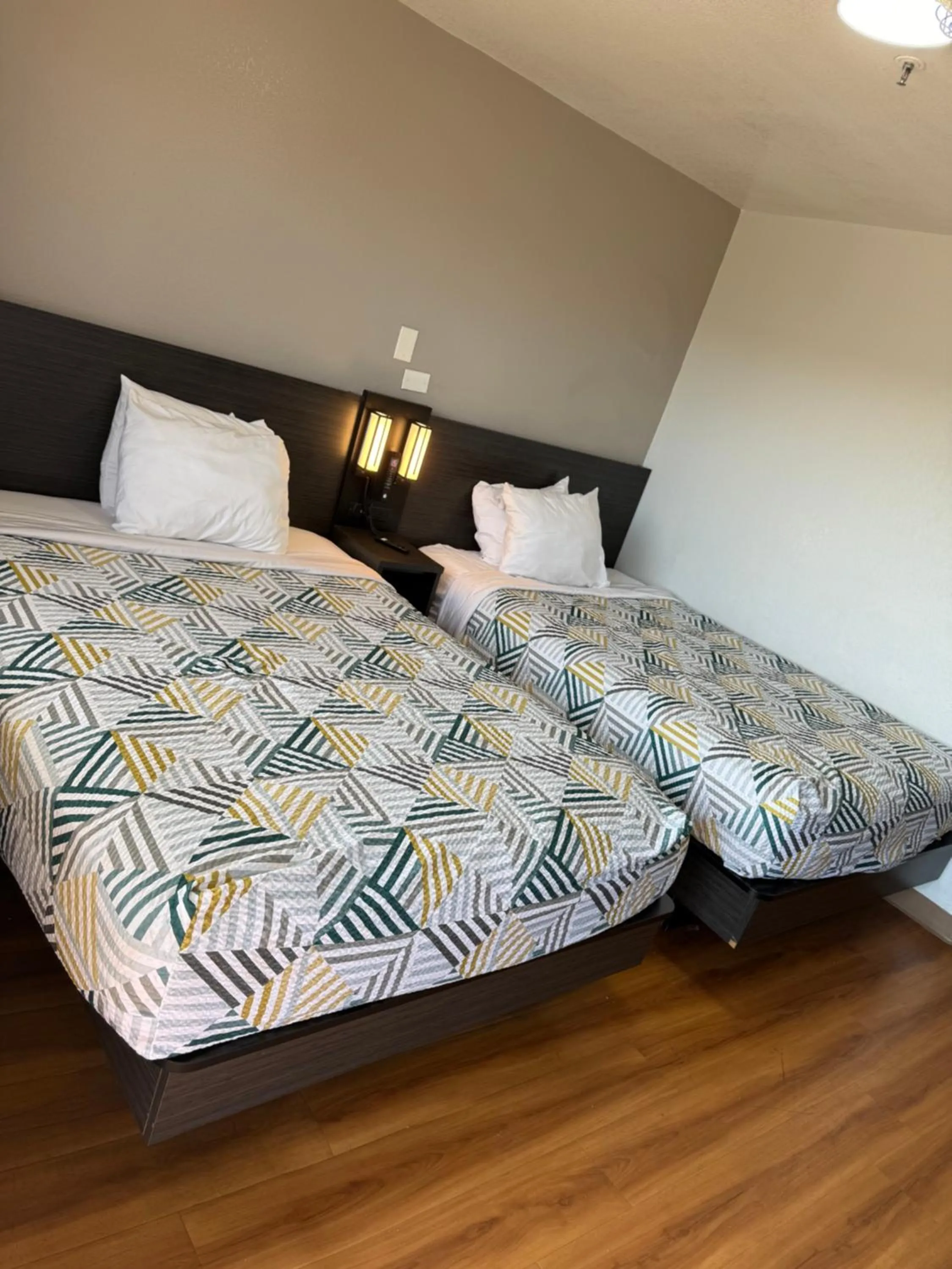 Bedroom, Bed in Motel 6 Gulfport, MS Airport