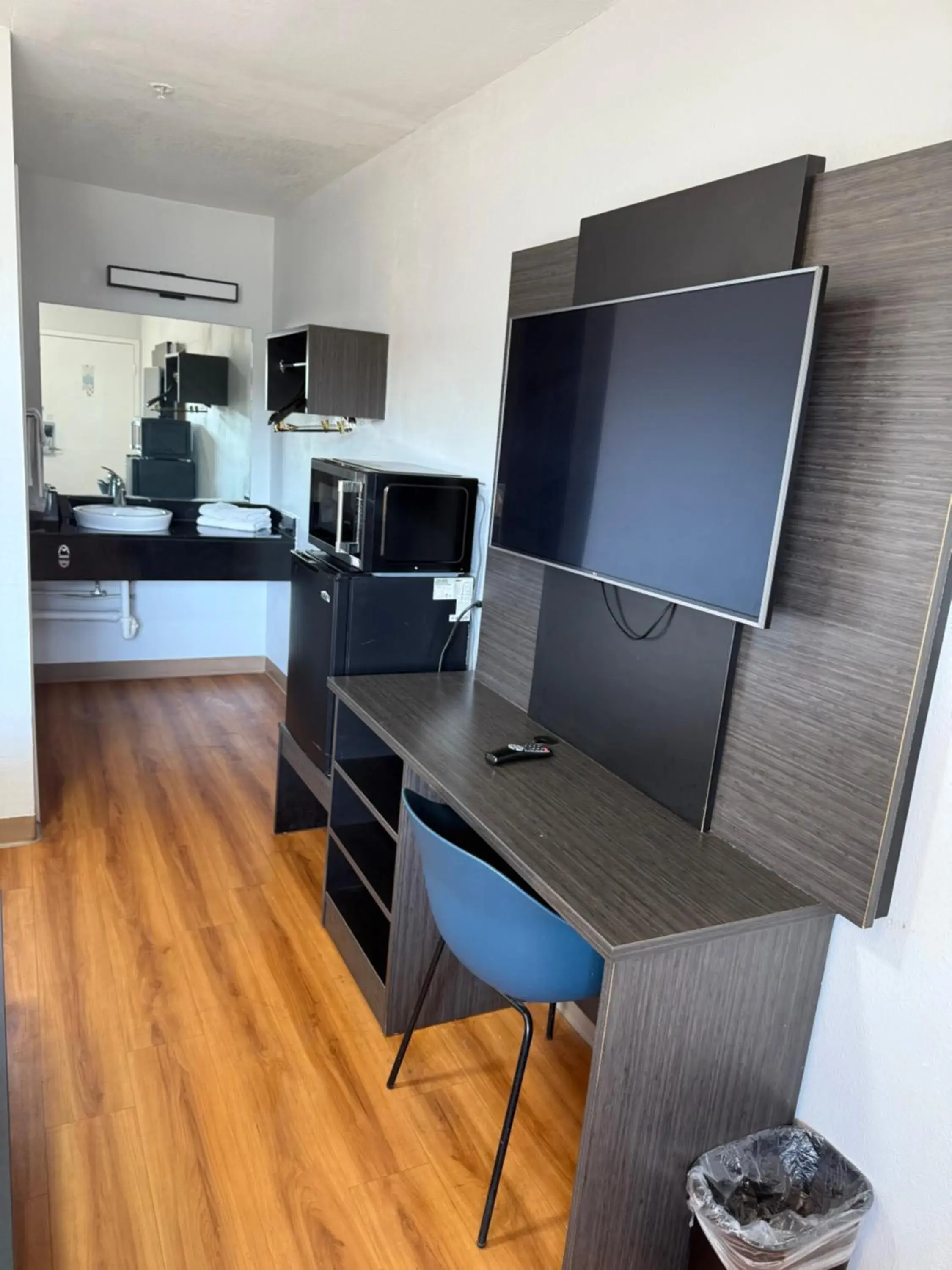 Queen Room - Disability Access - Roll in Shower in Motel 6 Gulfport, MS Airport Queen Room - Disability Access - Roll in Shower in Motel 6 Gulfport, MS Airport