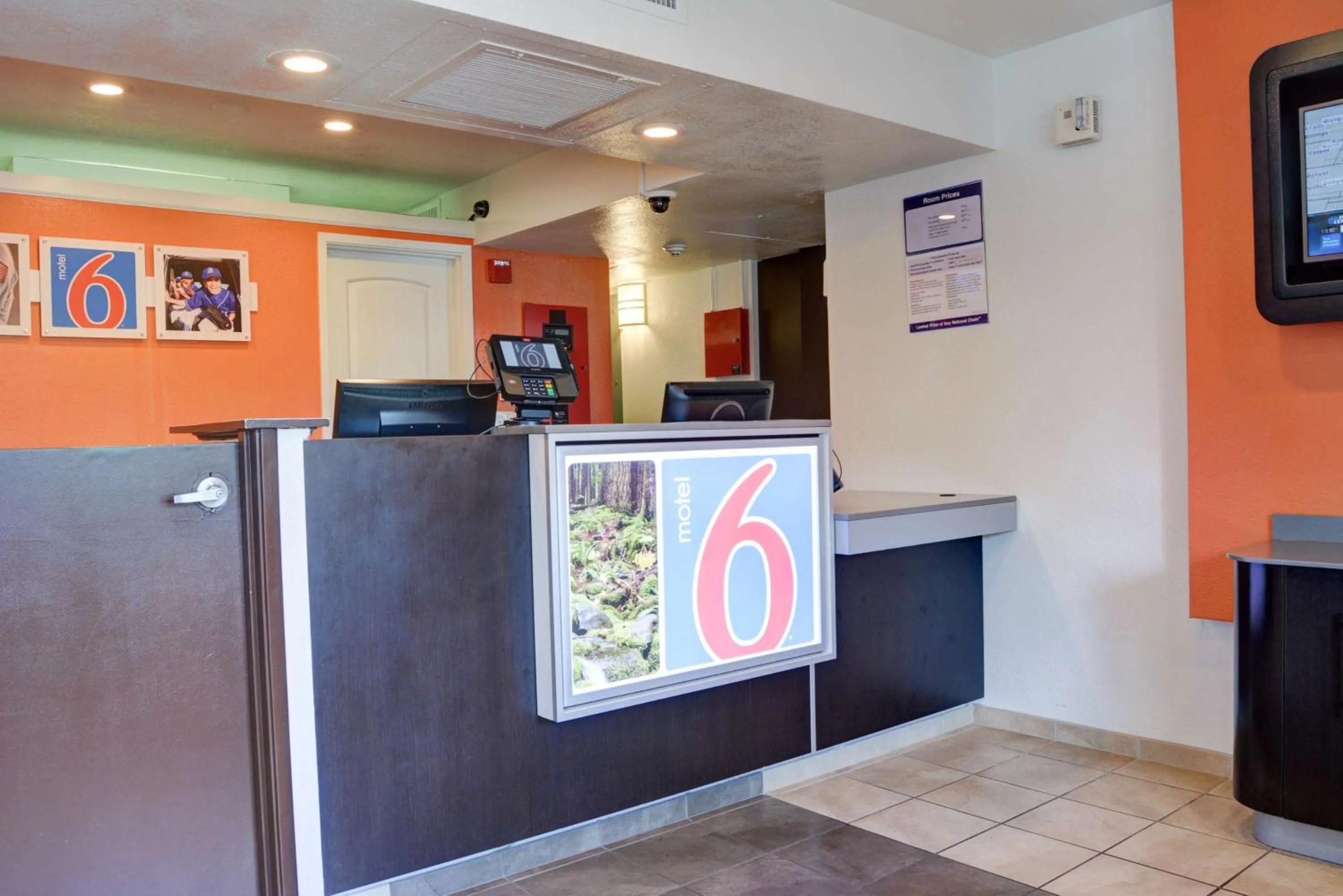 Lobby or reception in Motel 6-Springfield, OR - Eugene North