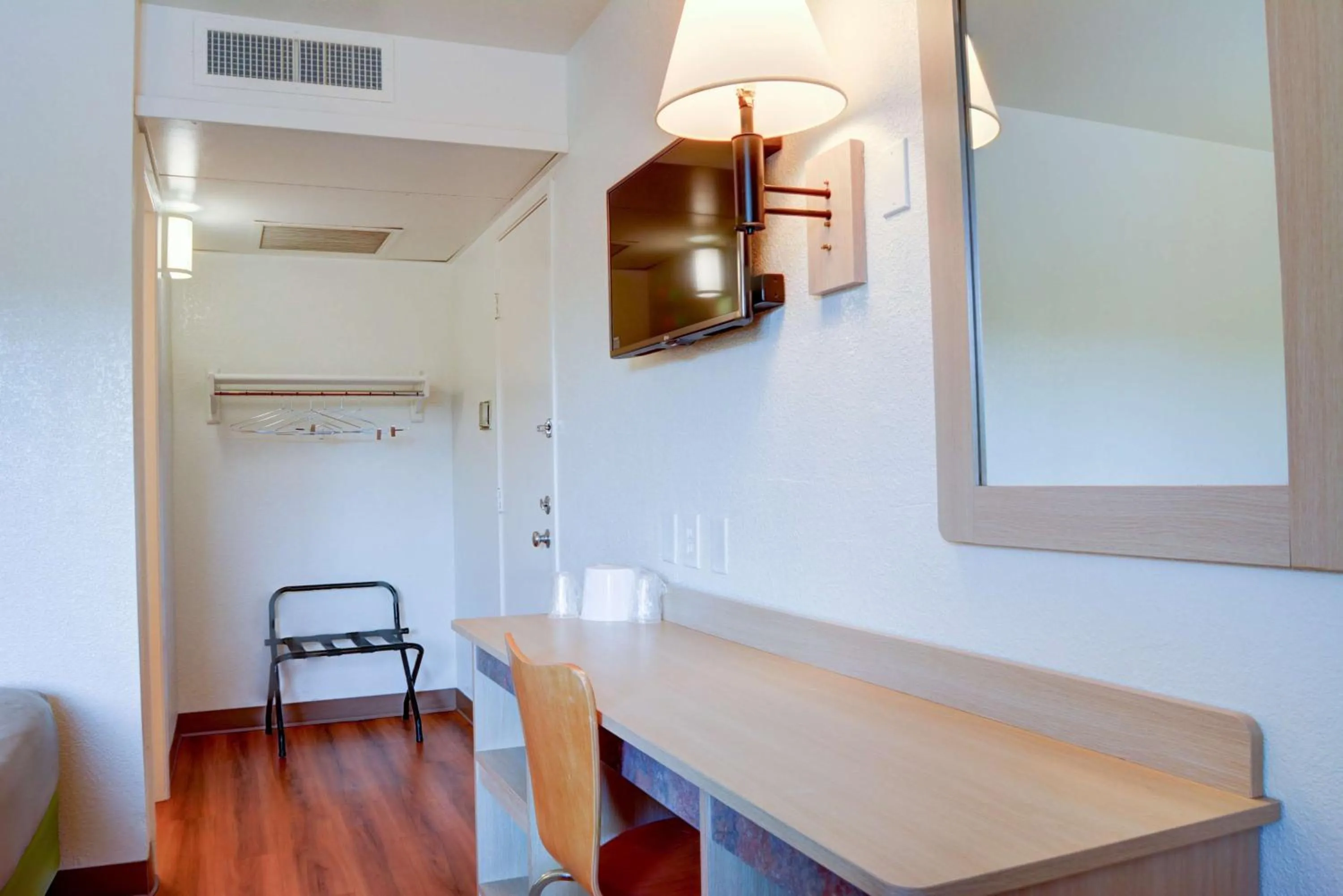 TV and multimedia in Motel 6-Springfield, OR - Eugene North