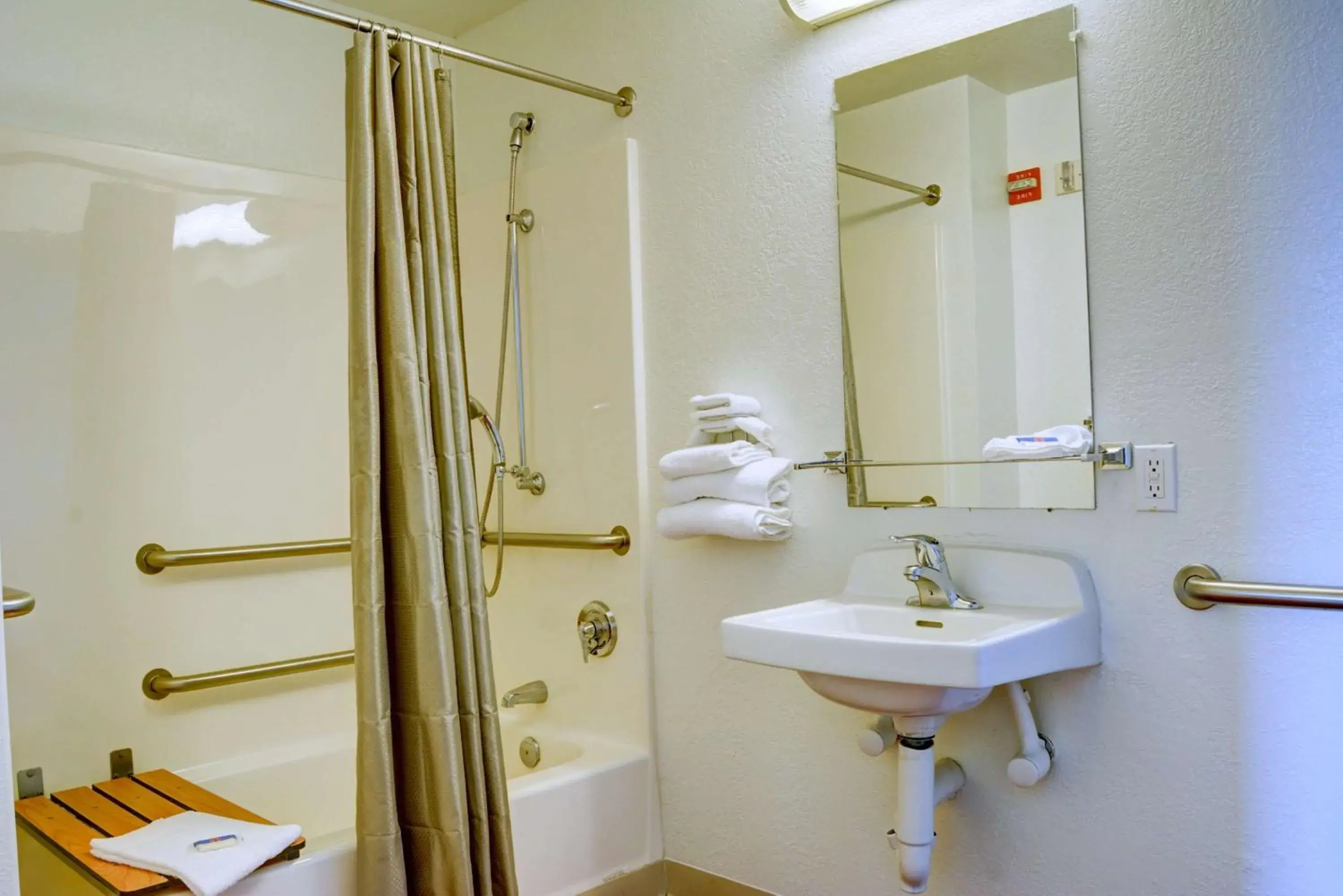 Double Room - Disability Access in Motel 6-Springfield, OR - Eugene North Double Room - Disability Access in Motel 6-Springfield, OR - Eugene North
