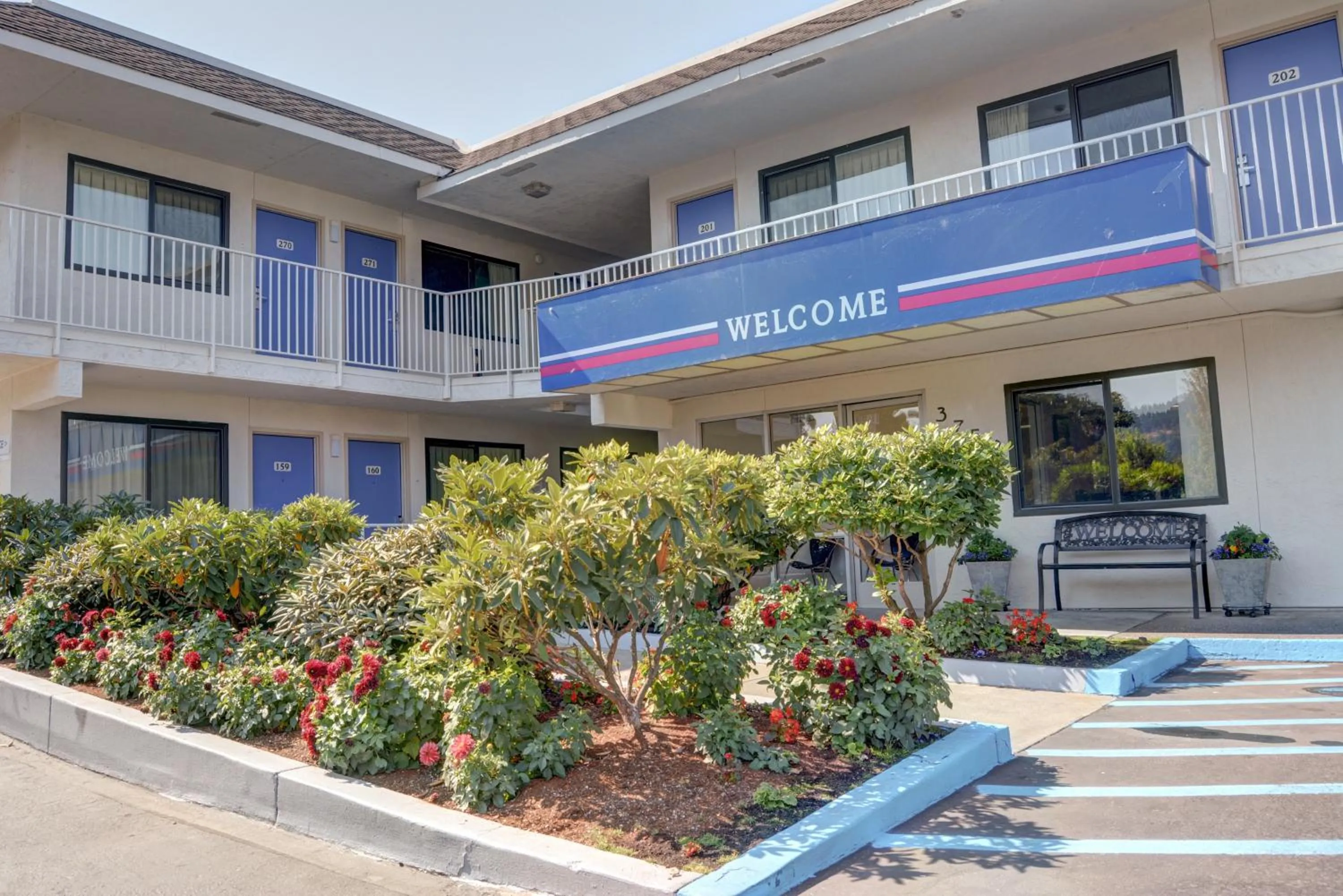 Facade/entrance in Motel 6-Springfield, OR - Eugene North
