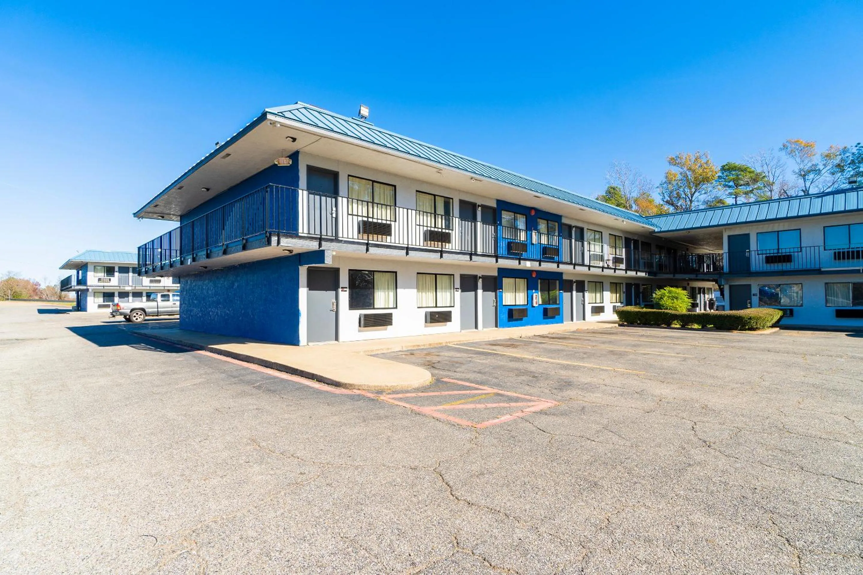 Parking in Xpress Inn & Extended Stays