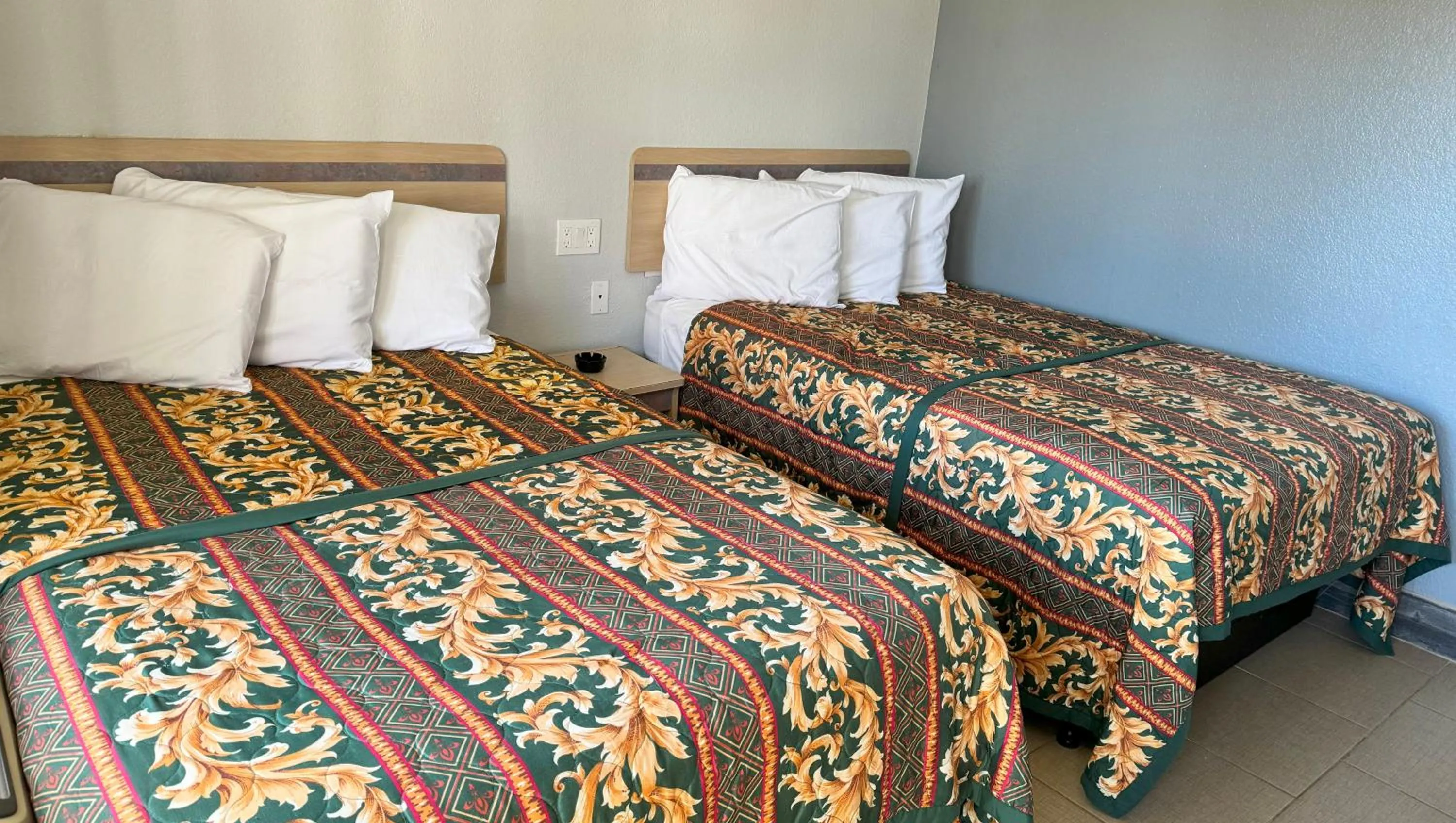 Photo of the whole room, Bed in Xpress Inn & Extended Stays