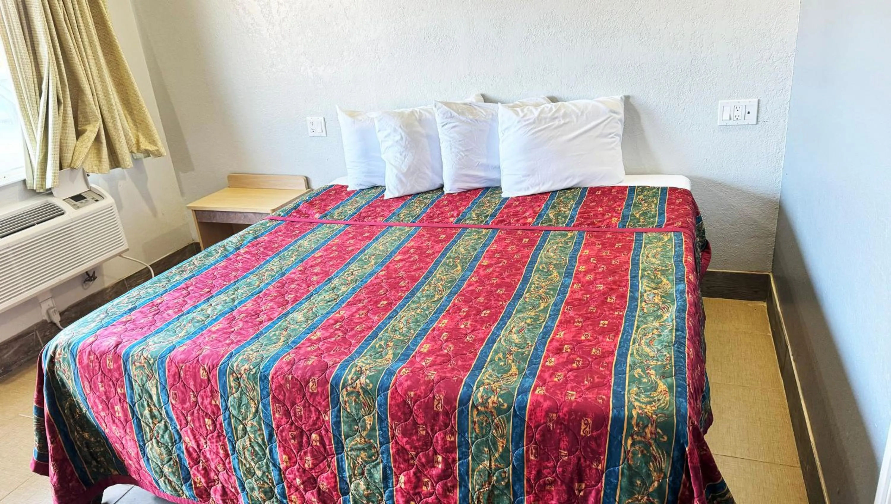 Photo of the whole room, Bed in Xpress Inn & Extended Stays