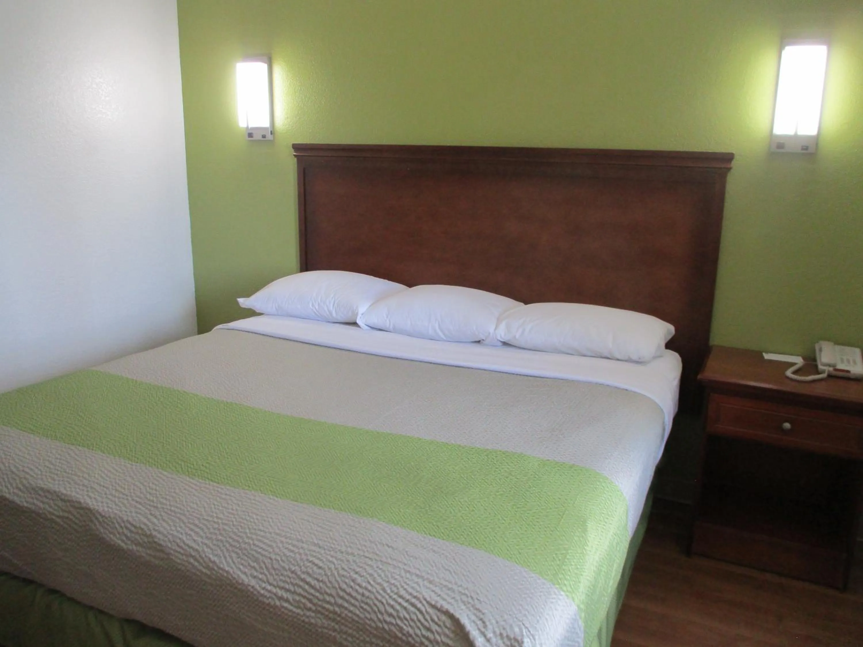 Bedroom, Bed in Motel 6-Meridian, MS