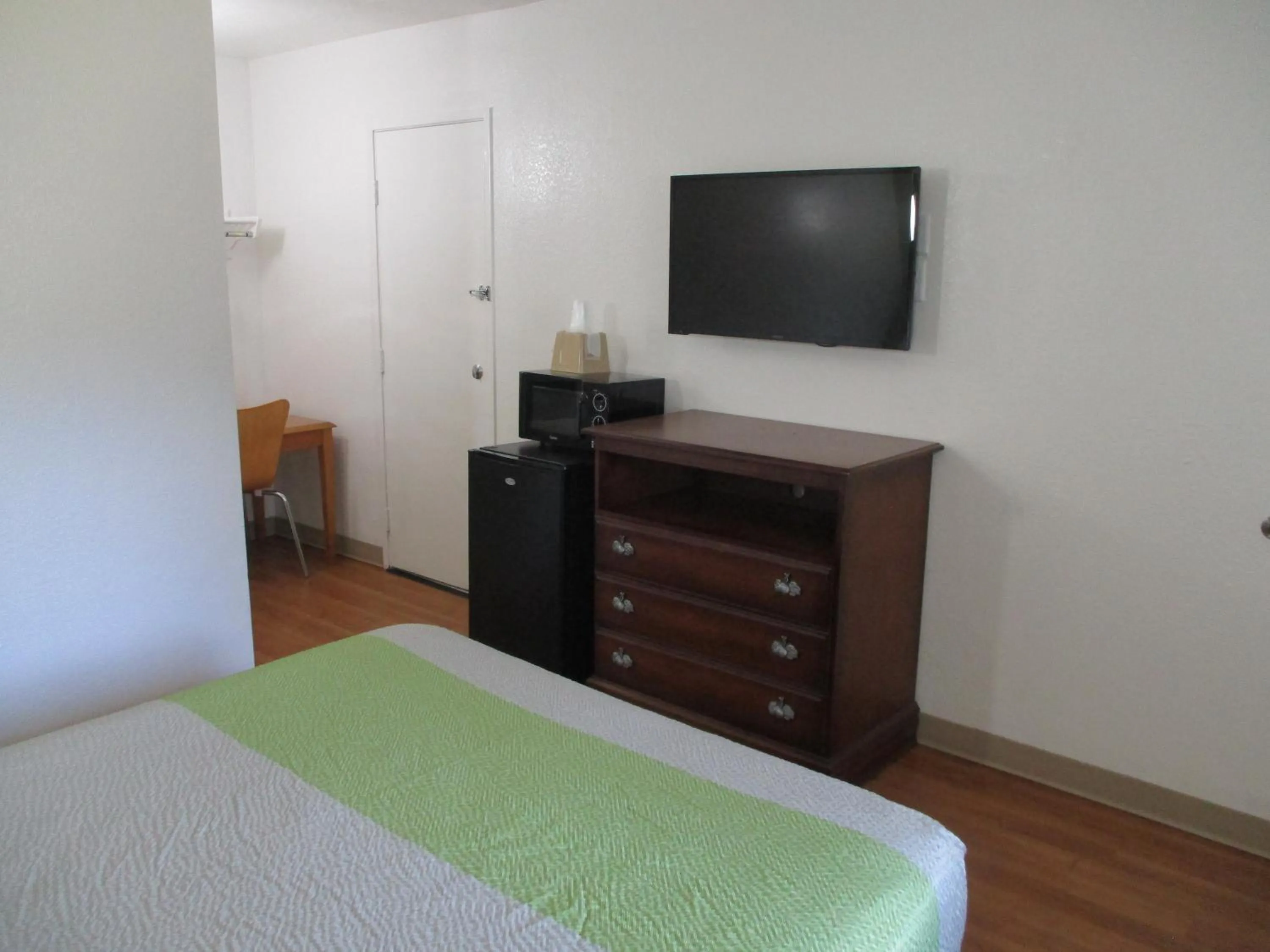 TV and multimedia, Bed in Motel 6-Meridian, MS