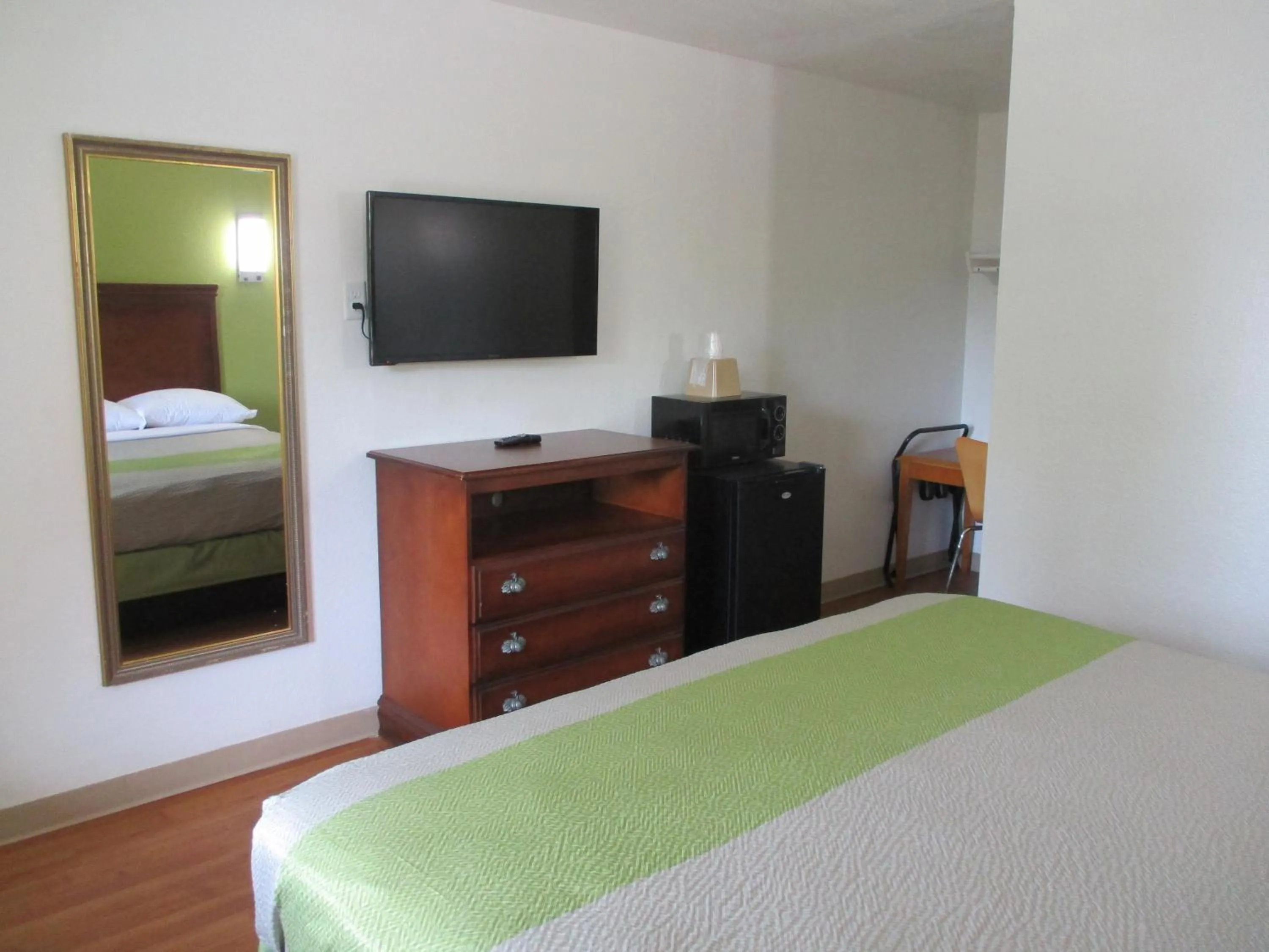 Bedroom, Bed in Motel 6-Meridian, MS