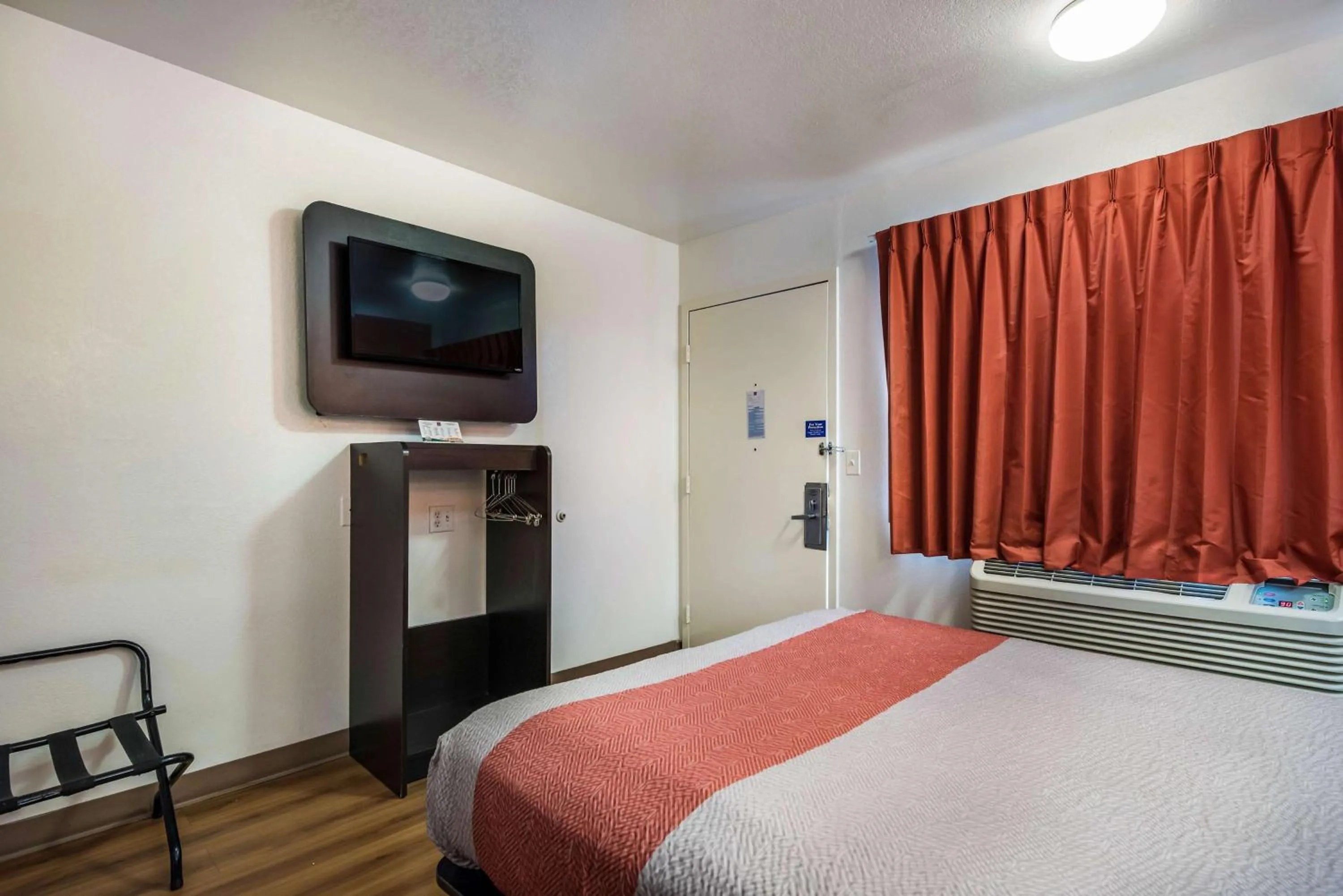 TV and multimedia, Bed in Motel 6-Bessemer, AL - Birmingham