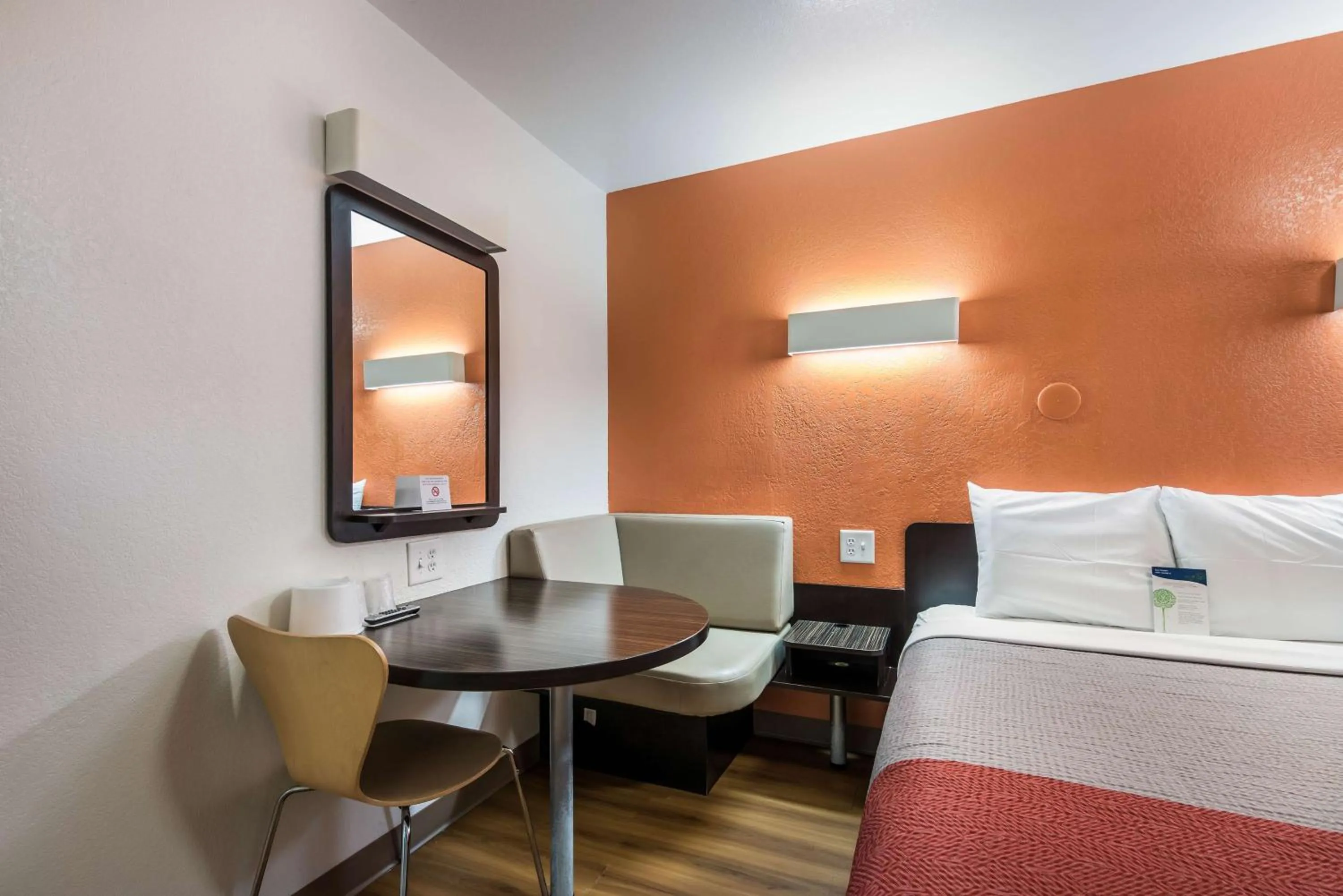 Photo of the whole room, Bed in Motel 6-Bessemer, AL - Birmingham