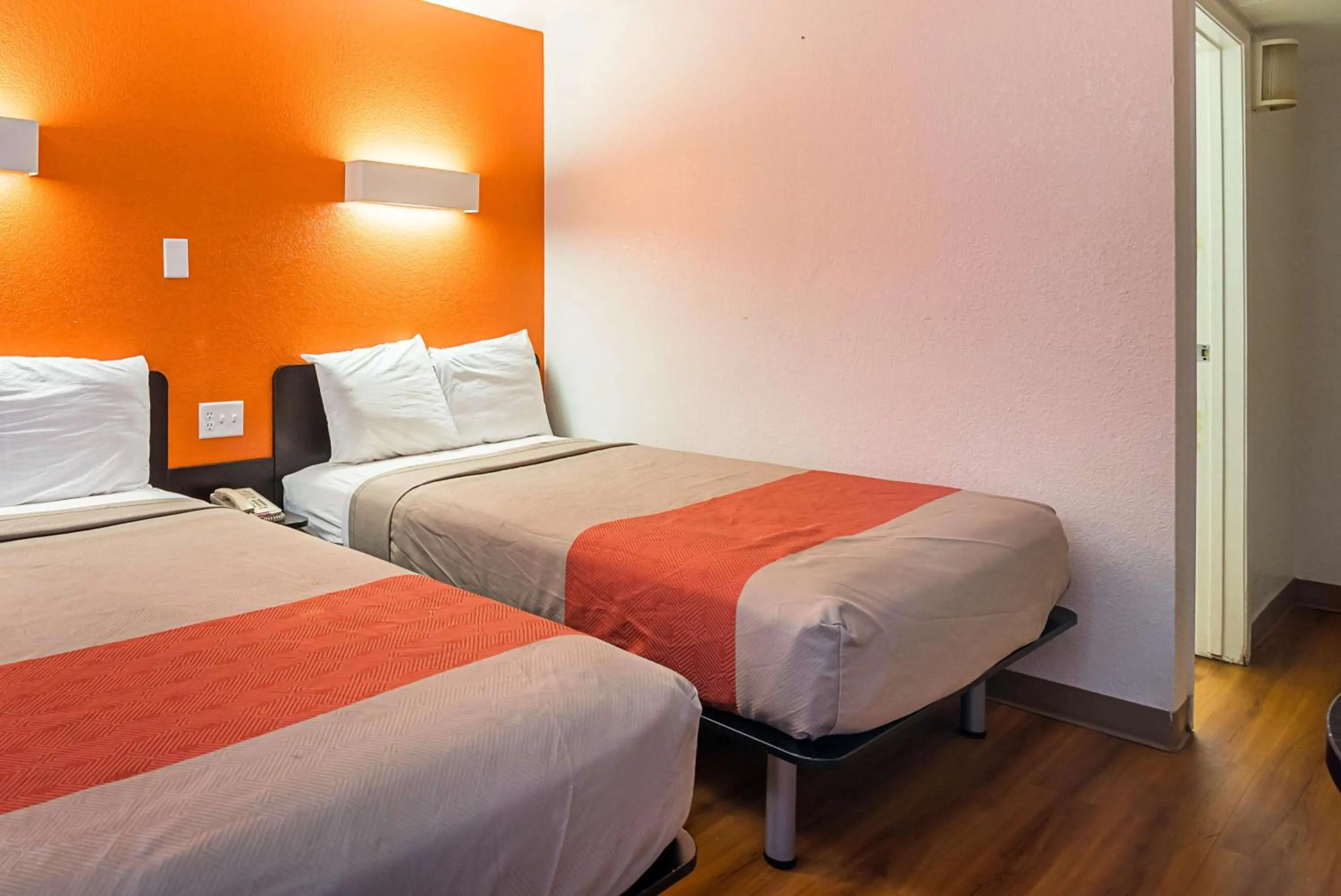 Photo of the whole room, Bed in Motel 6-Bessemer, AL - Birmingham