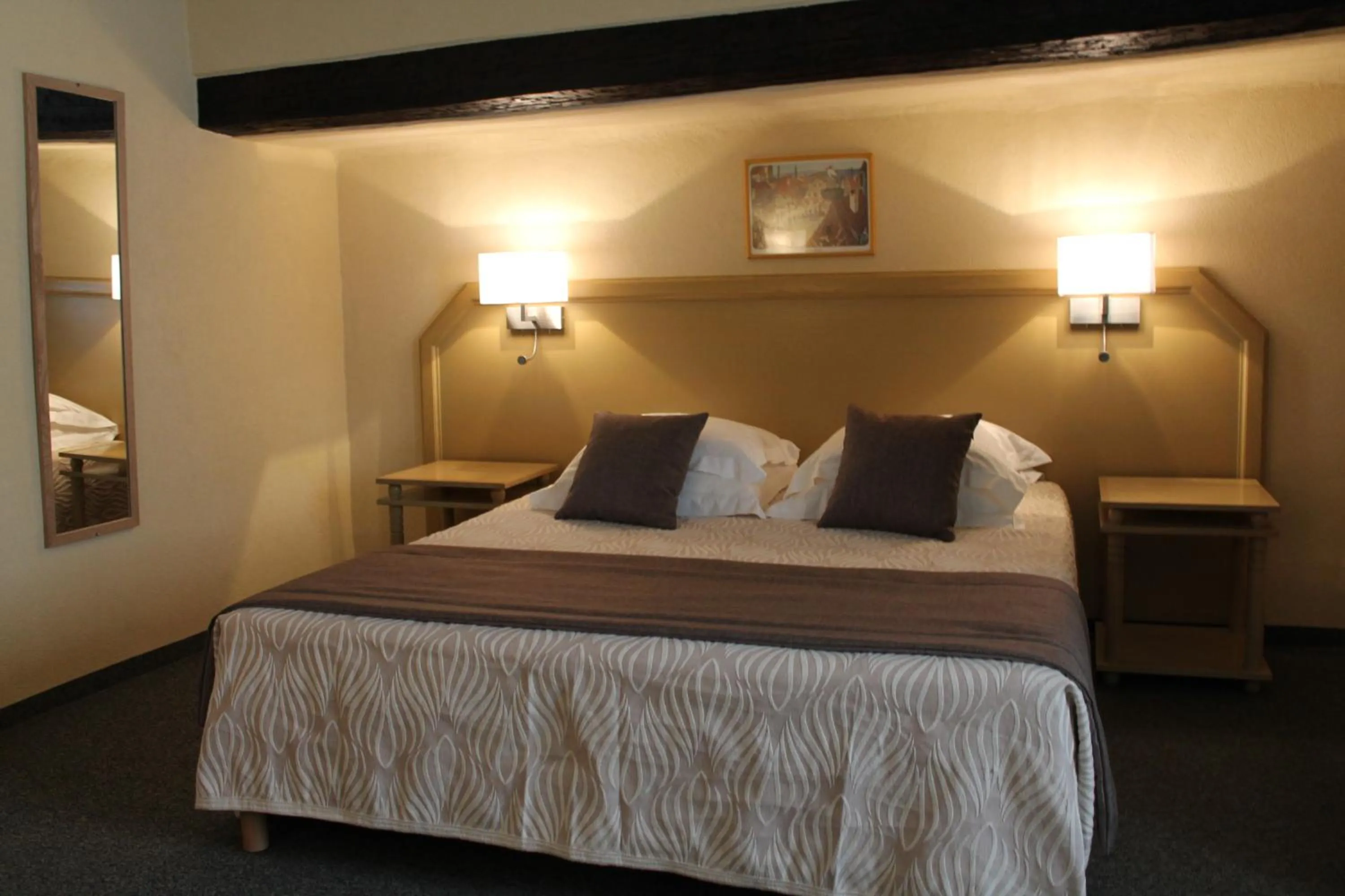 Bed in Auberge des Trois Châteaux