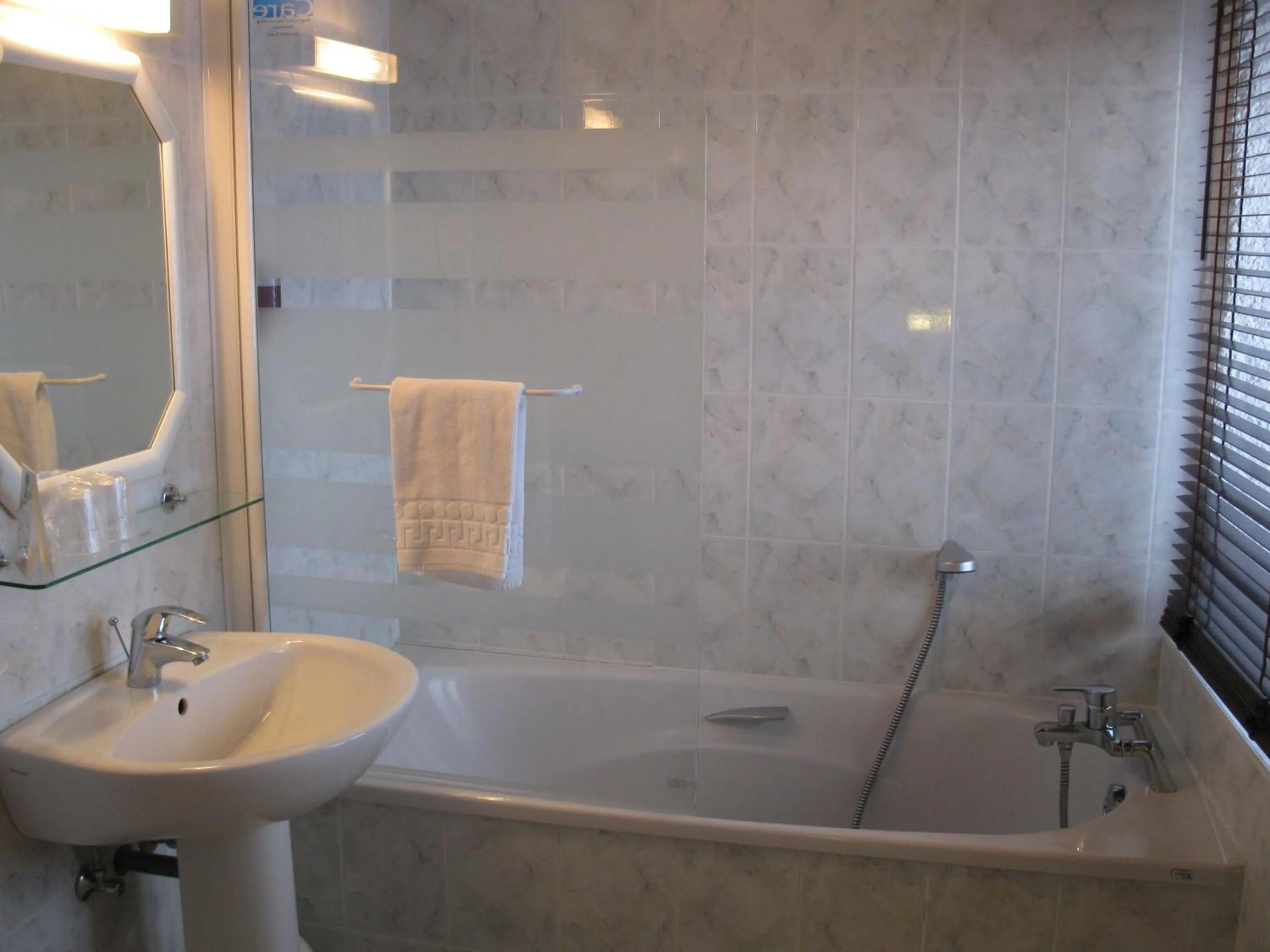 Bathroom in Auberge des Trois Châteaux