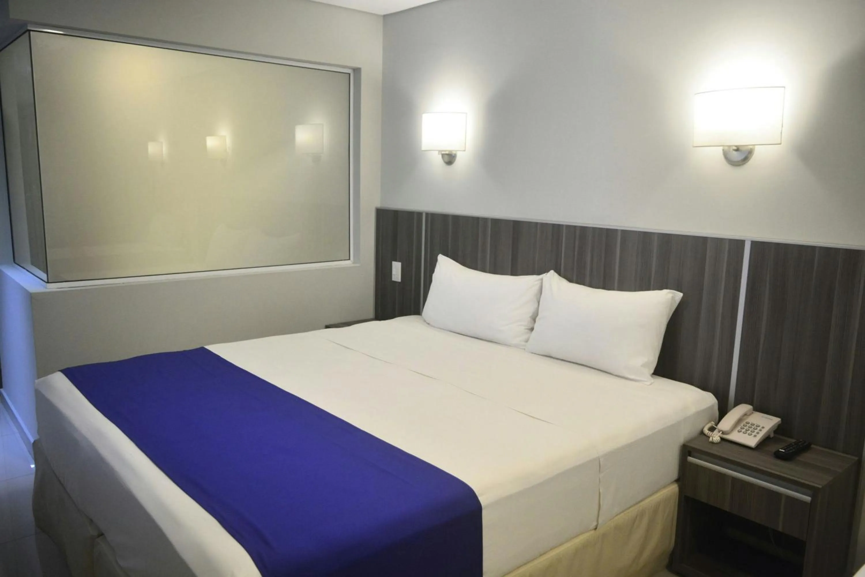 Photo of the whole room, Bed in City Falls Iguazú