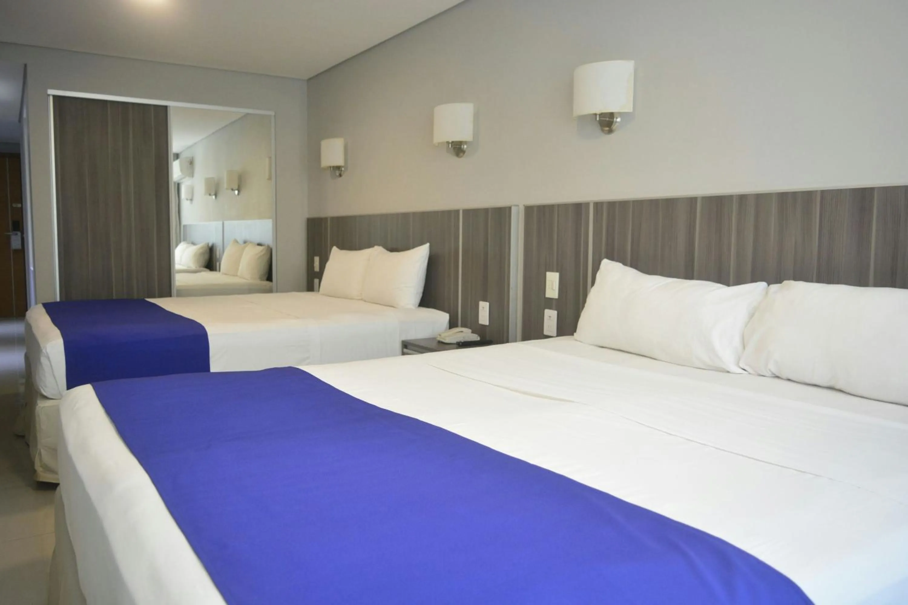 Photo of the whole room, Bed in City Falls Iguazú