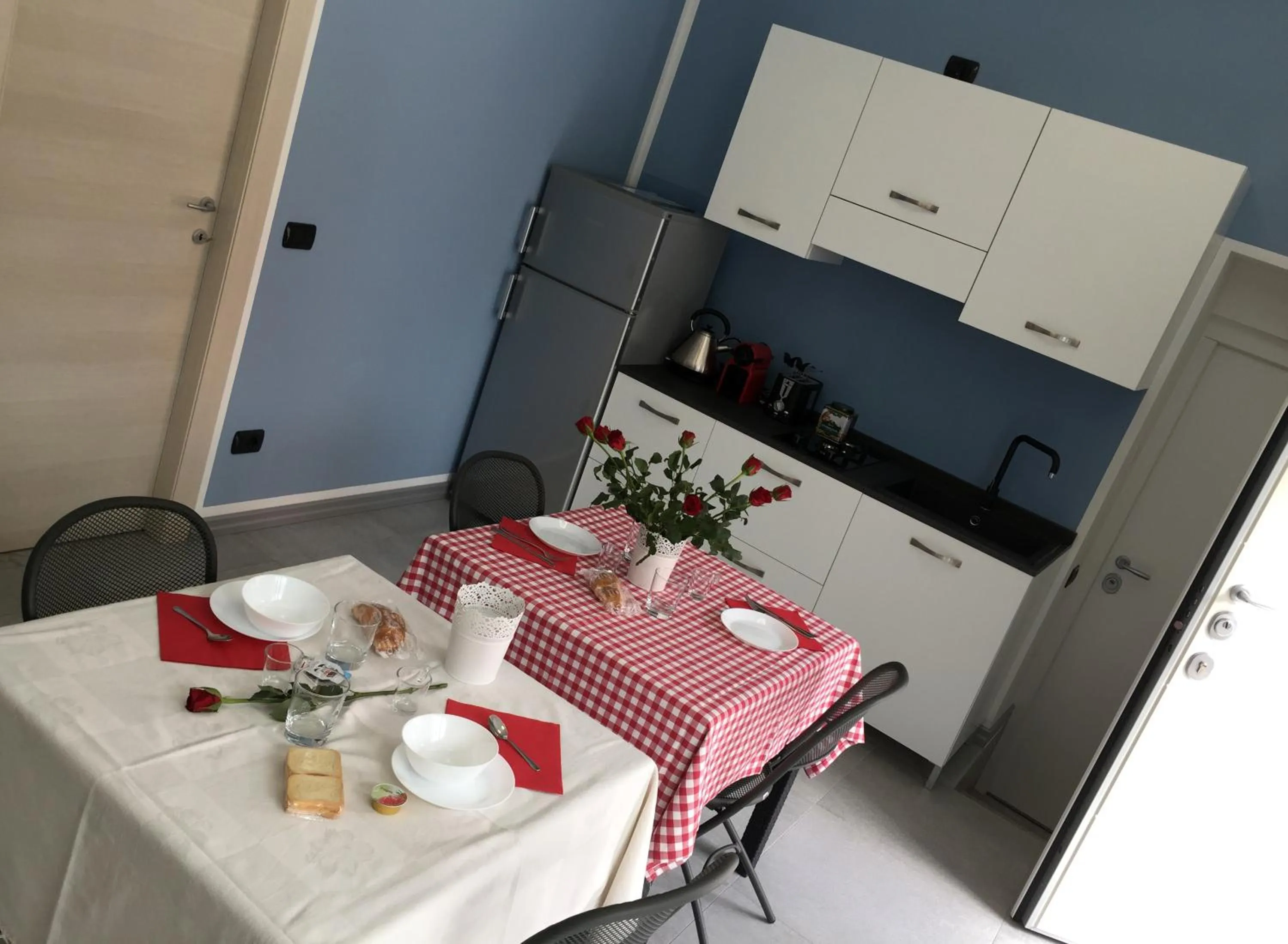 Kitchen or kitchenette in B&B Honey Rooms