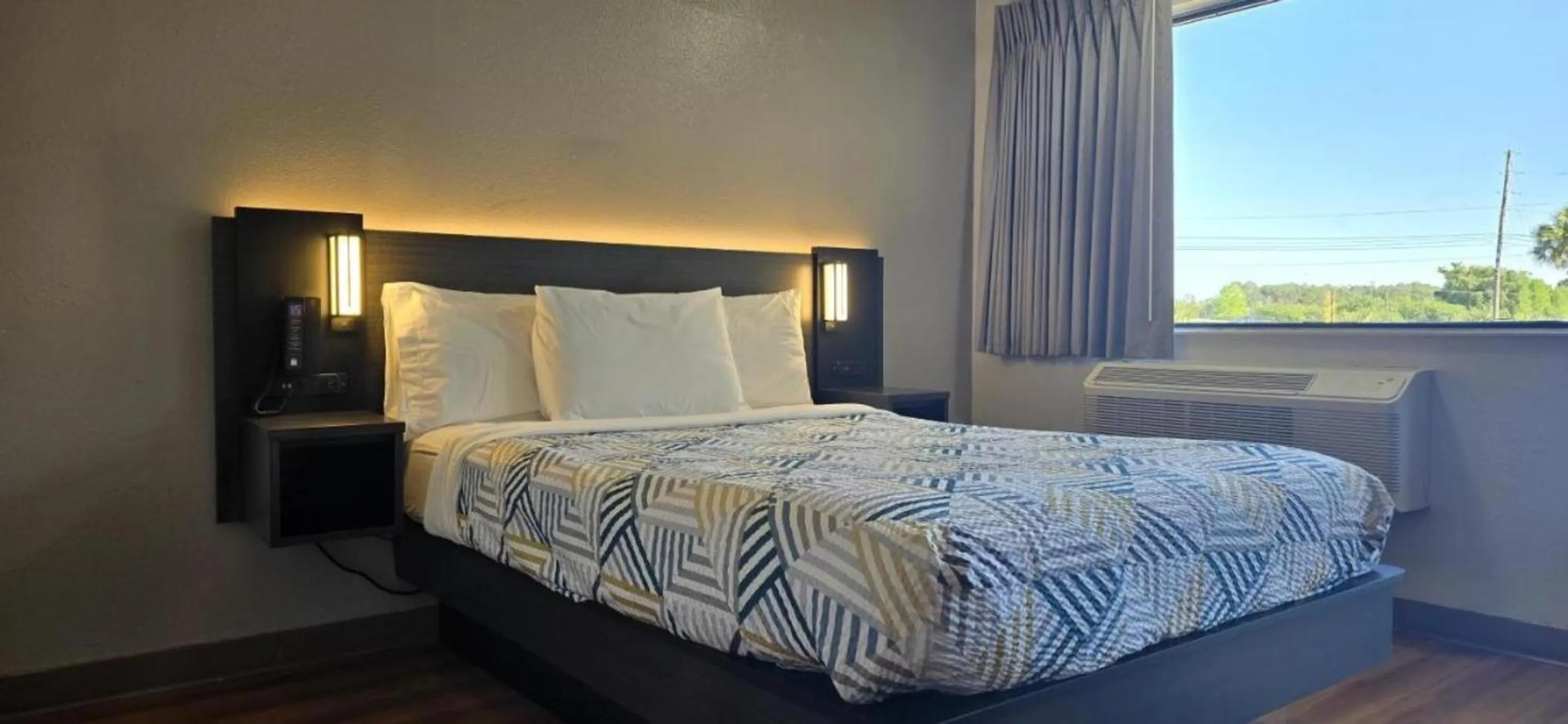 Bedroom, Bed in Motel 6-Slidell, LA - New Orleans