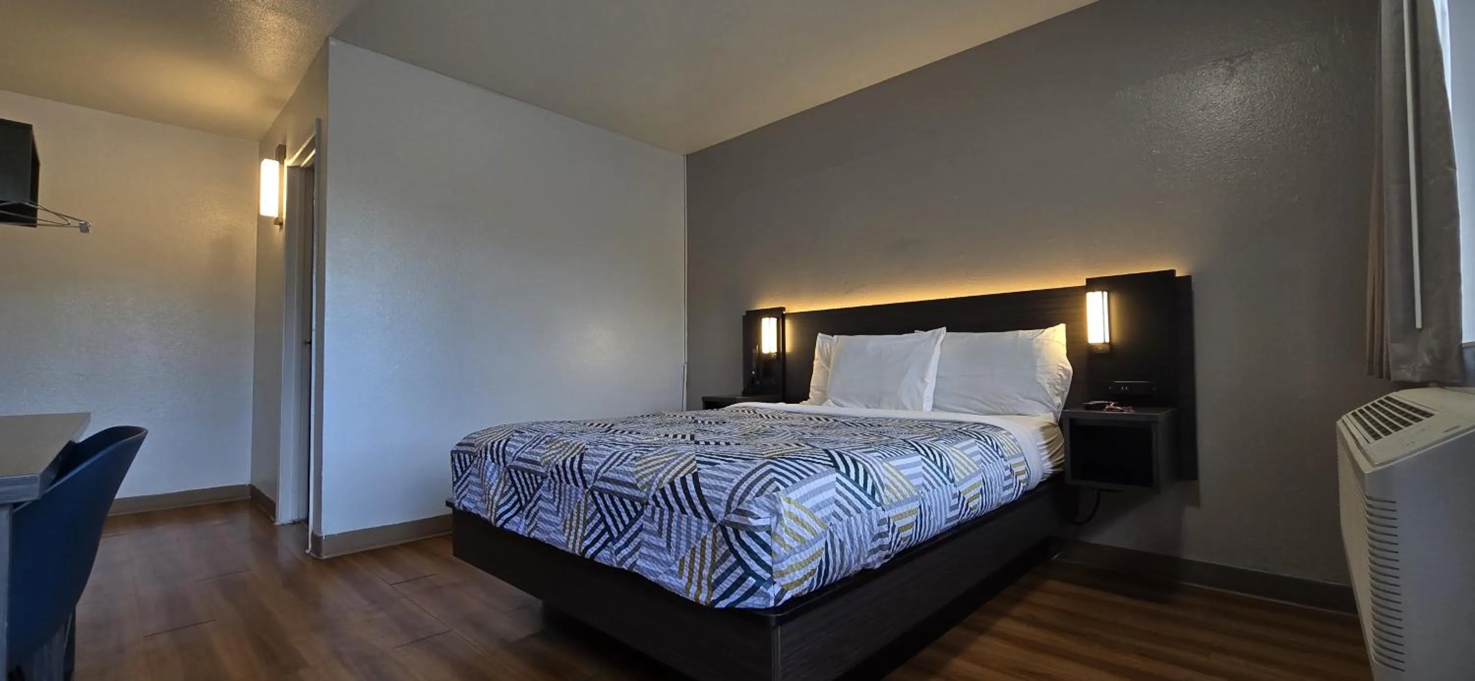 Photo of the whole room, Bed in Motel 6-Slidell, LA - New Orleans