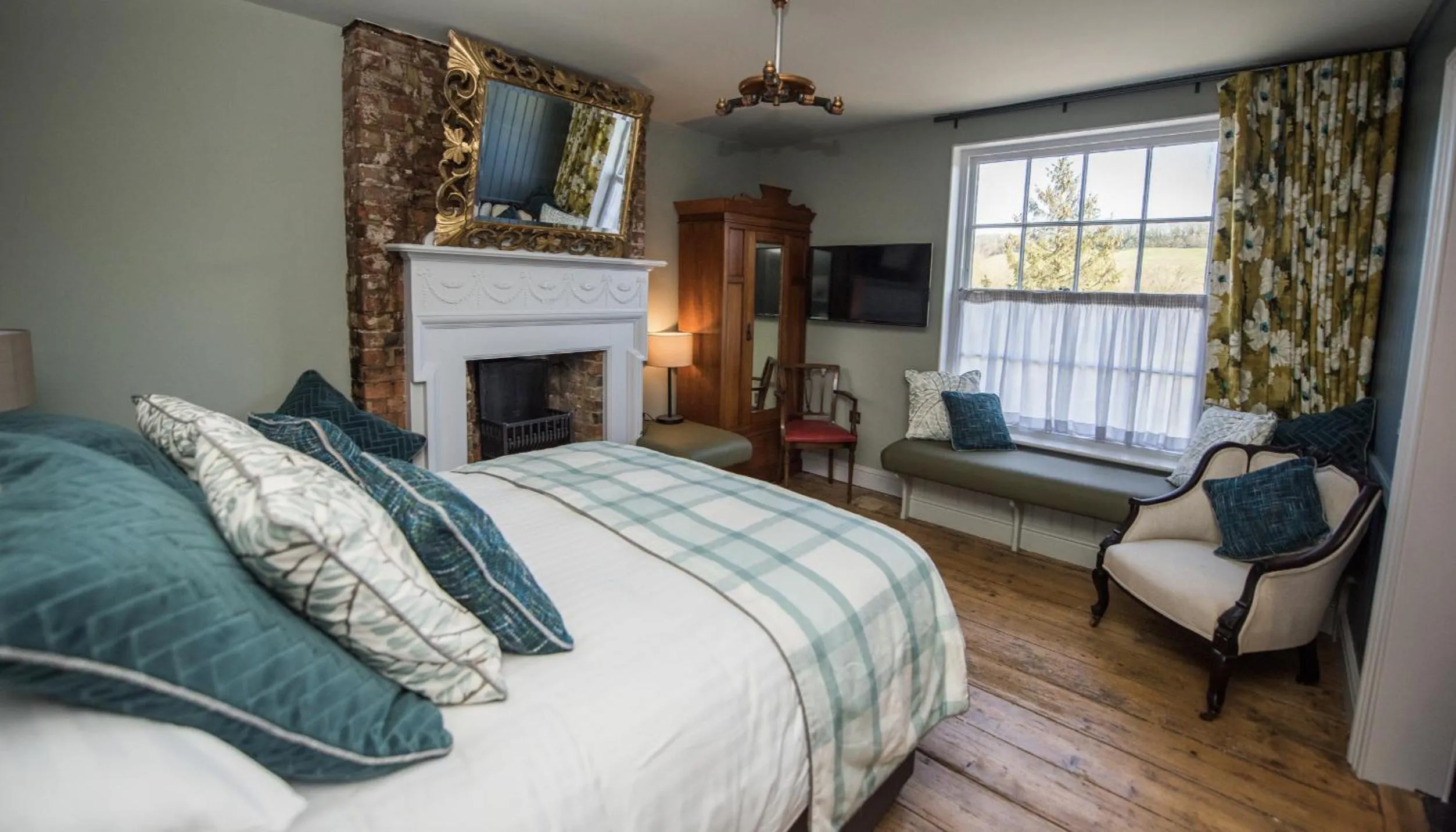 Photo of the whole room, Bed in The Marquis of Granby