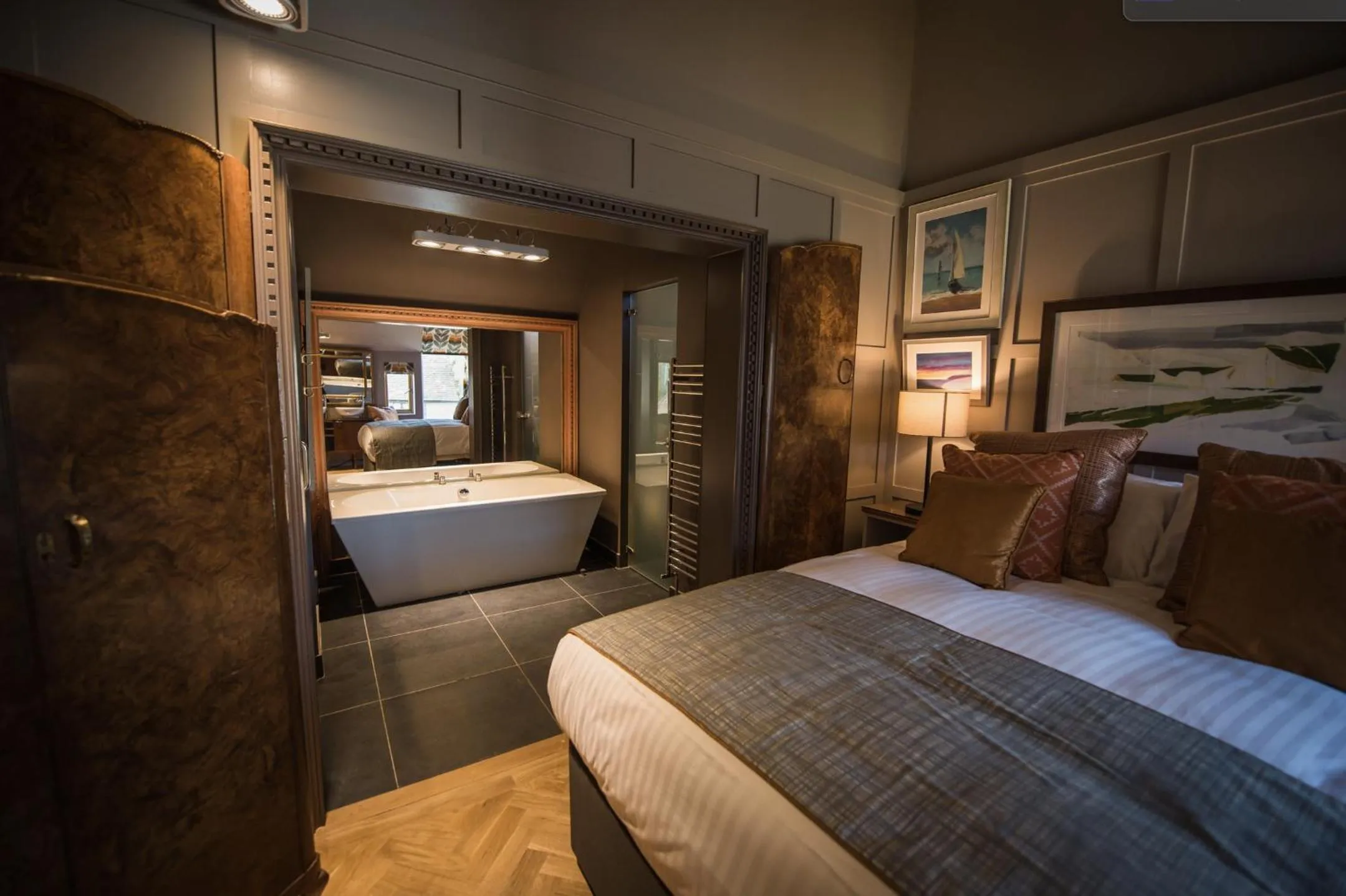 Photo of the whole room, Bed in The Marquis of Granby