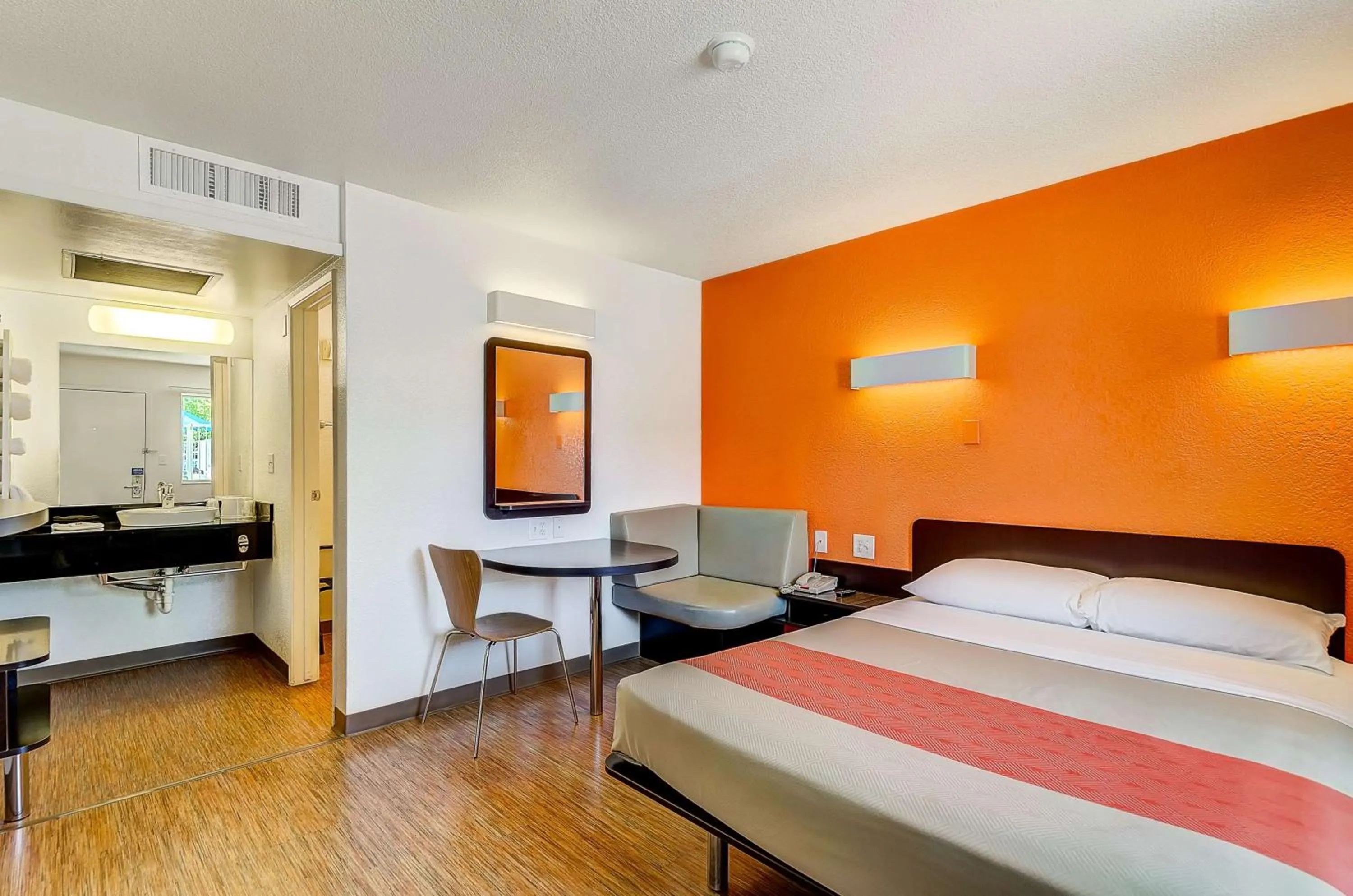 Queen Room - Disability Access in Motel 6 Thornton