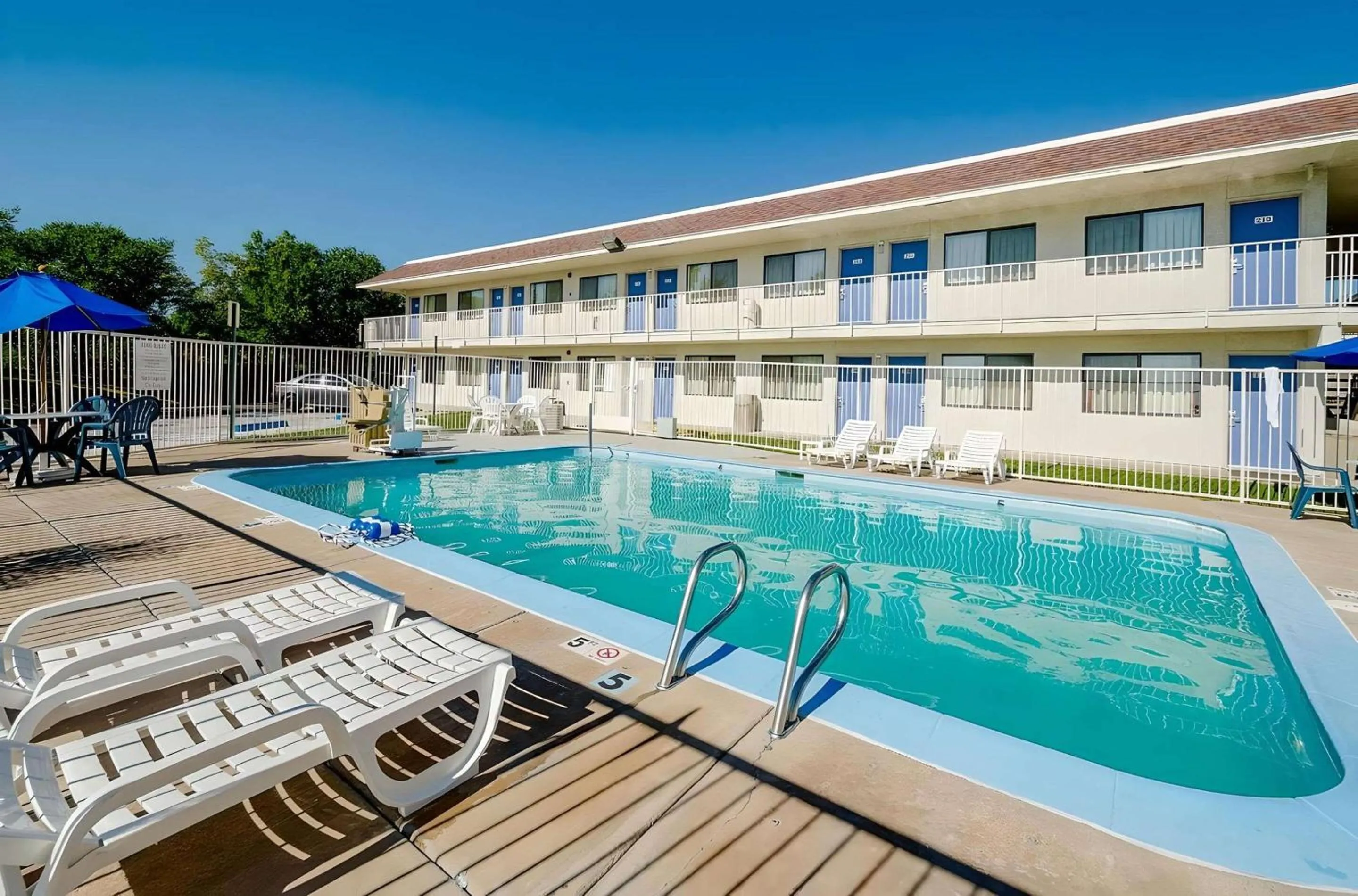 Swimming pool in Park Inn by Radisson, Thornton