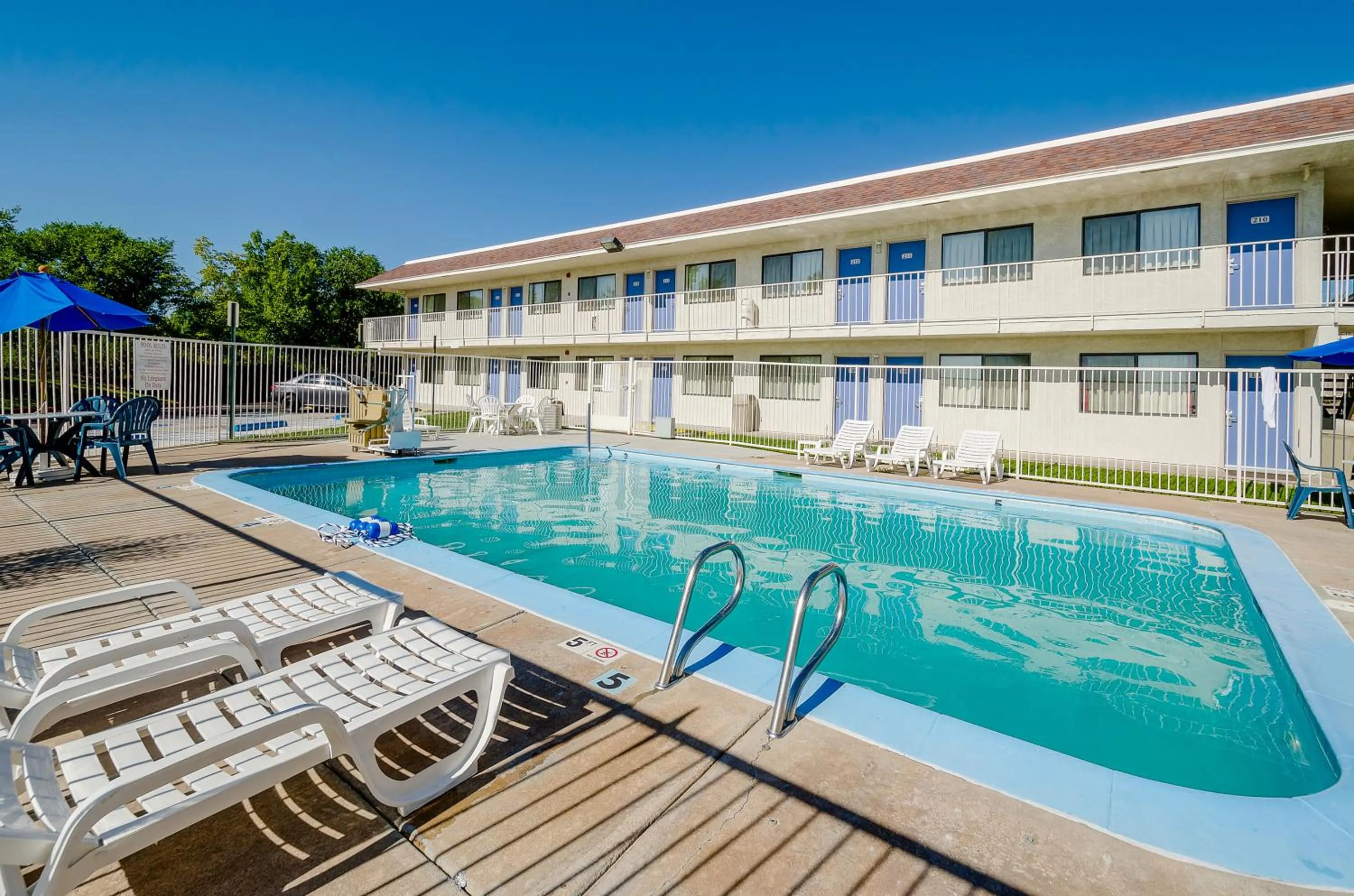 Swimming pool in Motel 6 Thornton