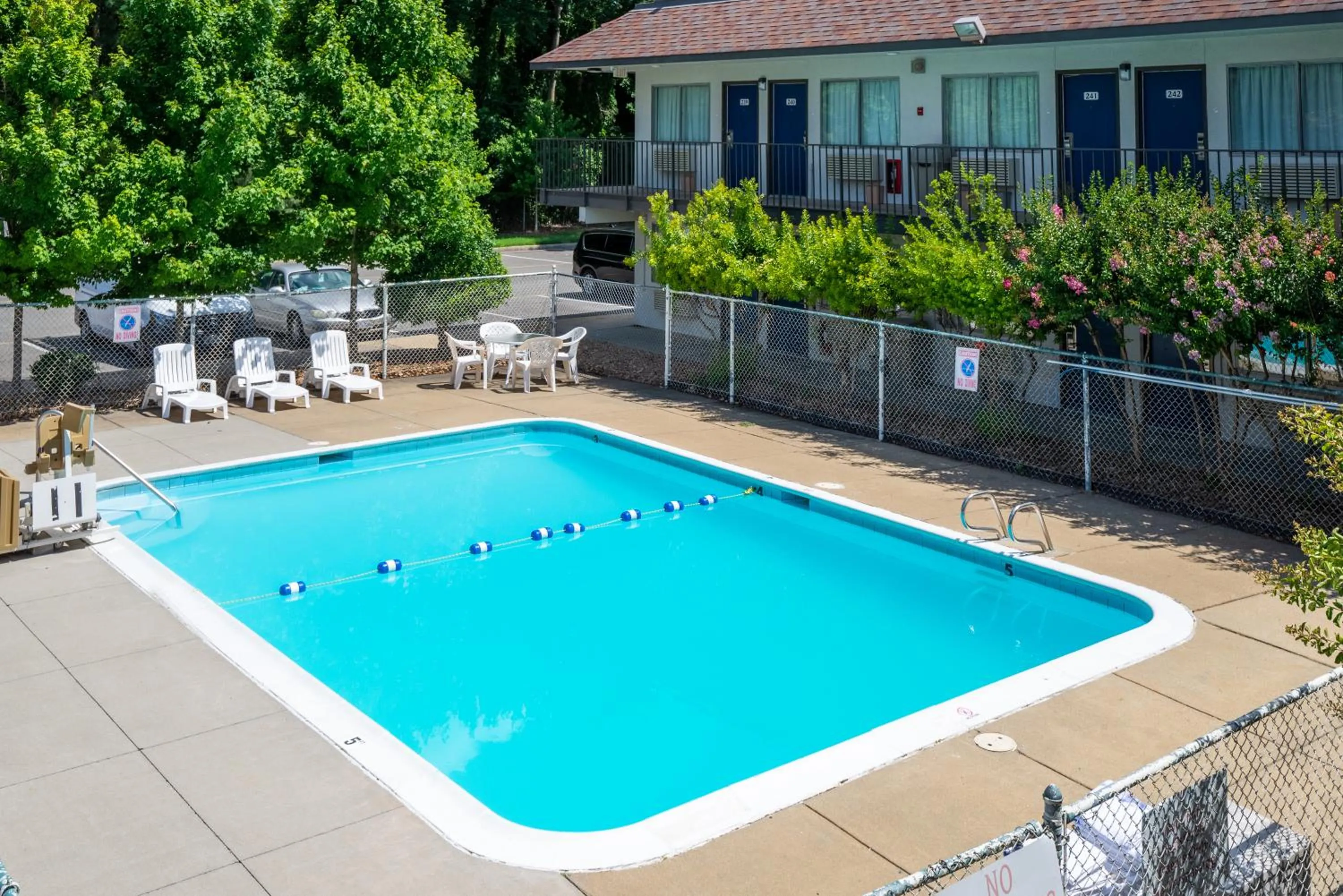 Swimming pool in Motel 6-Sandston, VA - Richmond, Va