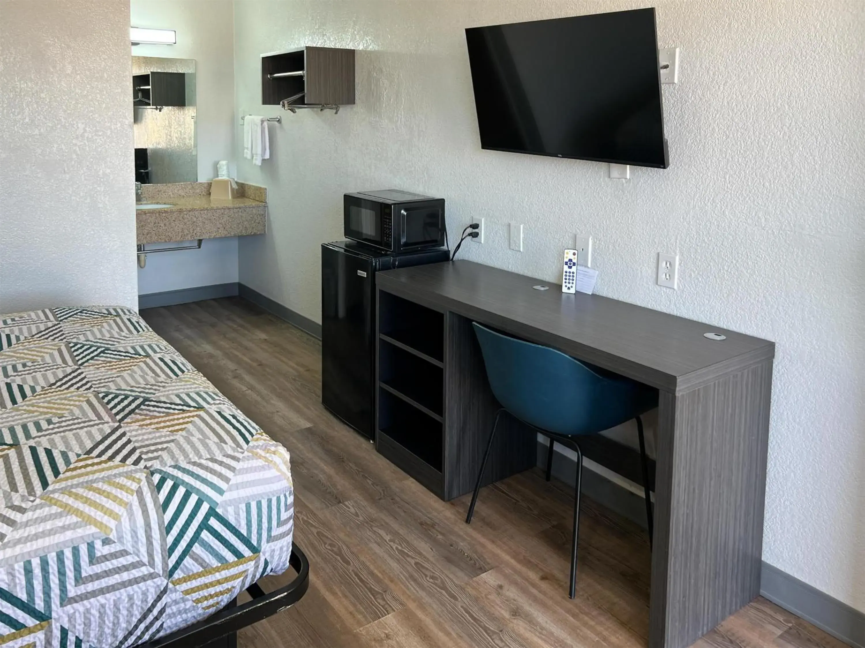 Queen Room - Disability Access - Roll in Shower in Motel 6-Odessa, TX Queen Room - Disability Access - Roll in Shower in Motel 6-Odessa, TX