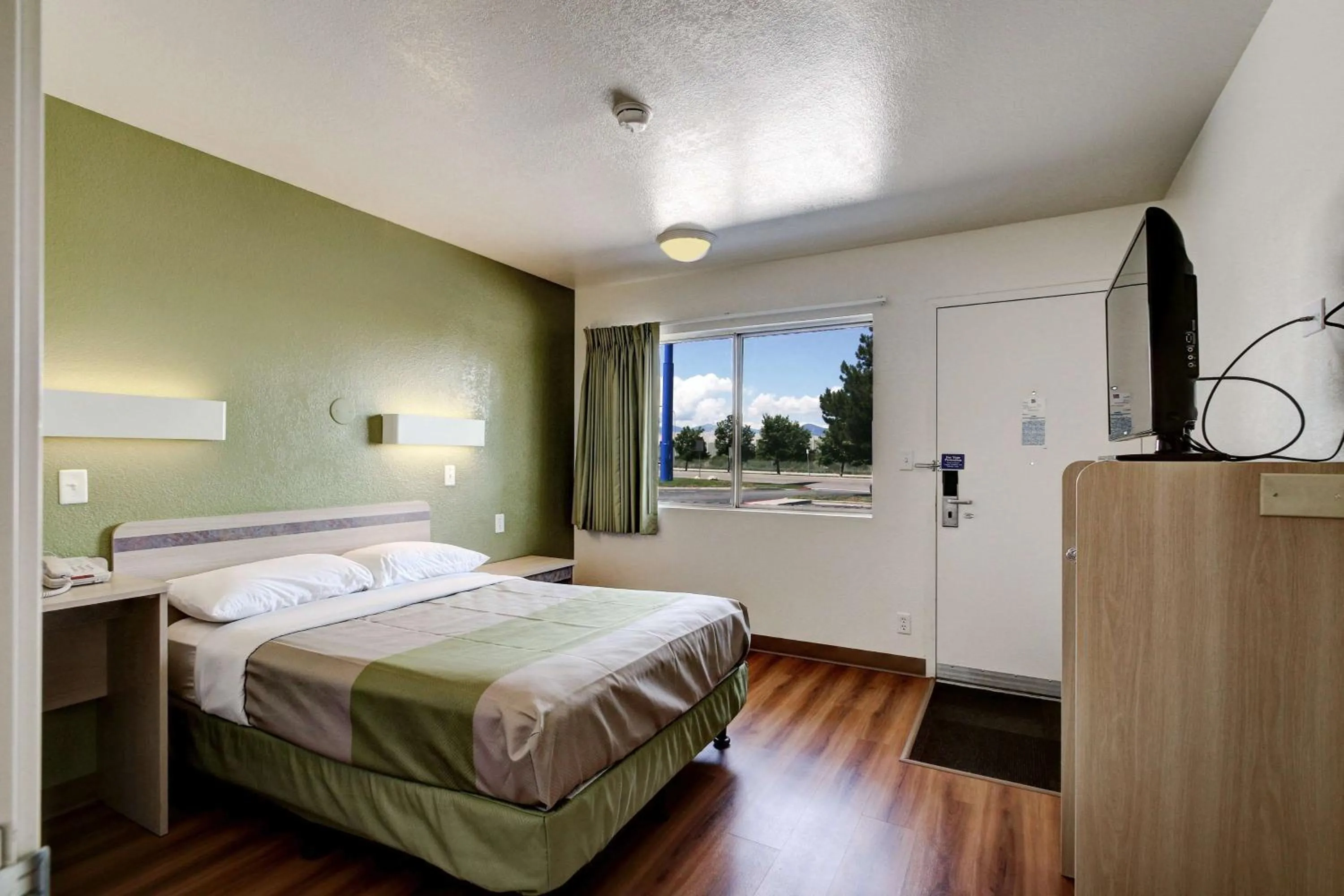 TV and multimedia, Bed in Econo Lodge Midvale