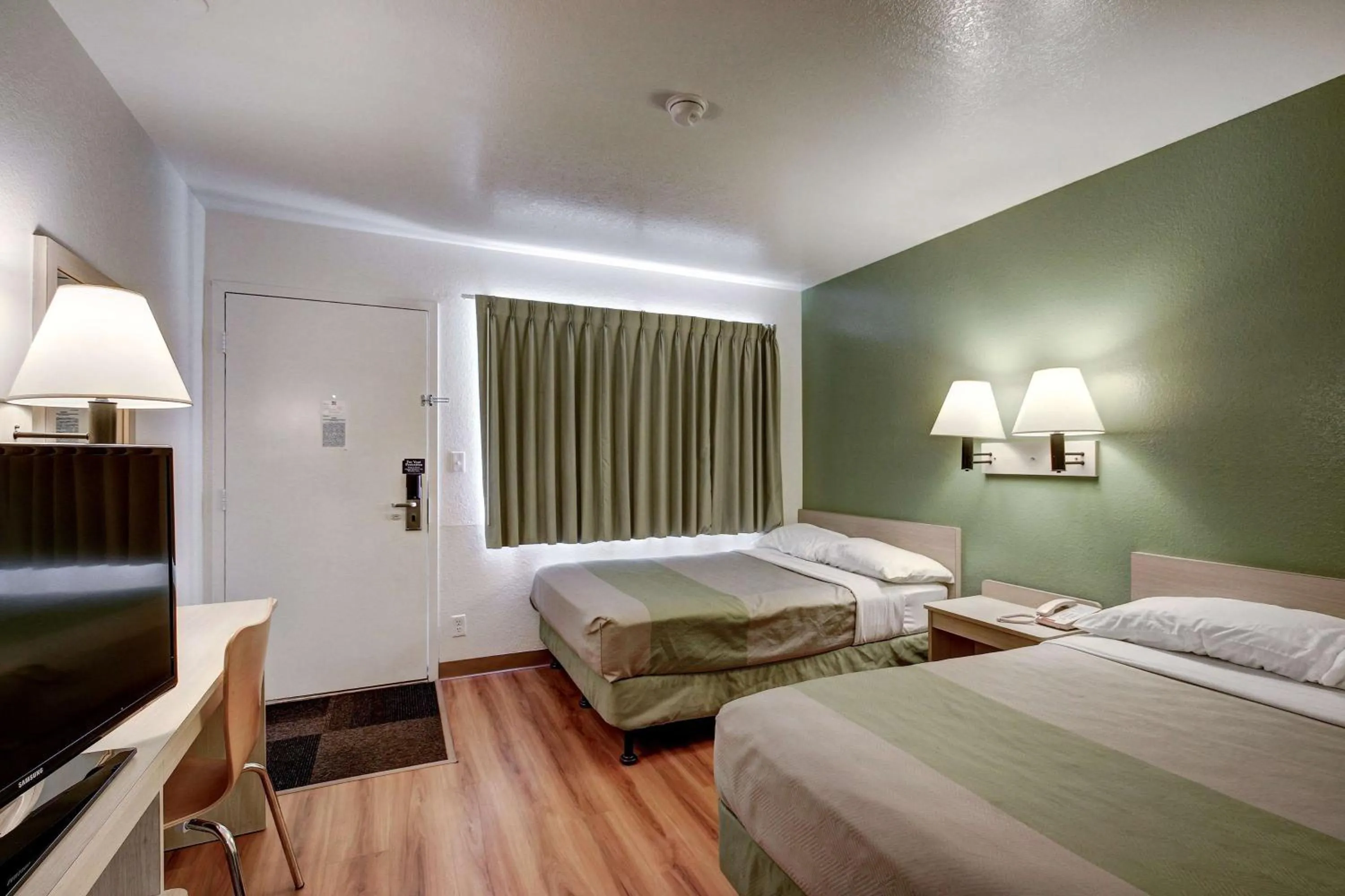 TV and multimedia, Bed in Econo Lodge Midvale