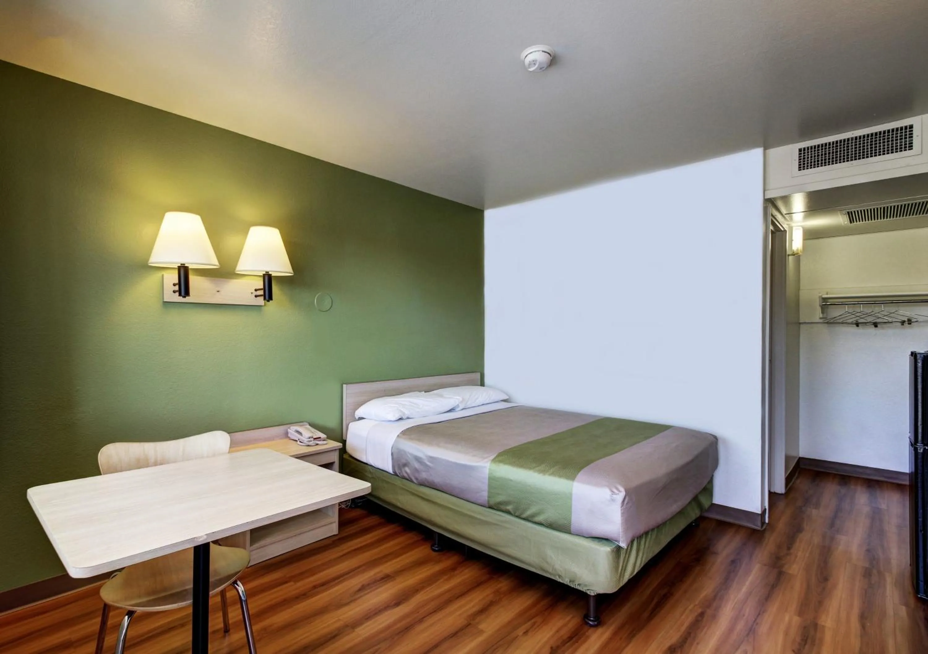 Photo of the whole room, Bed in Econo Lodge Midvale