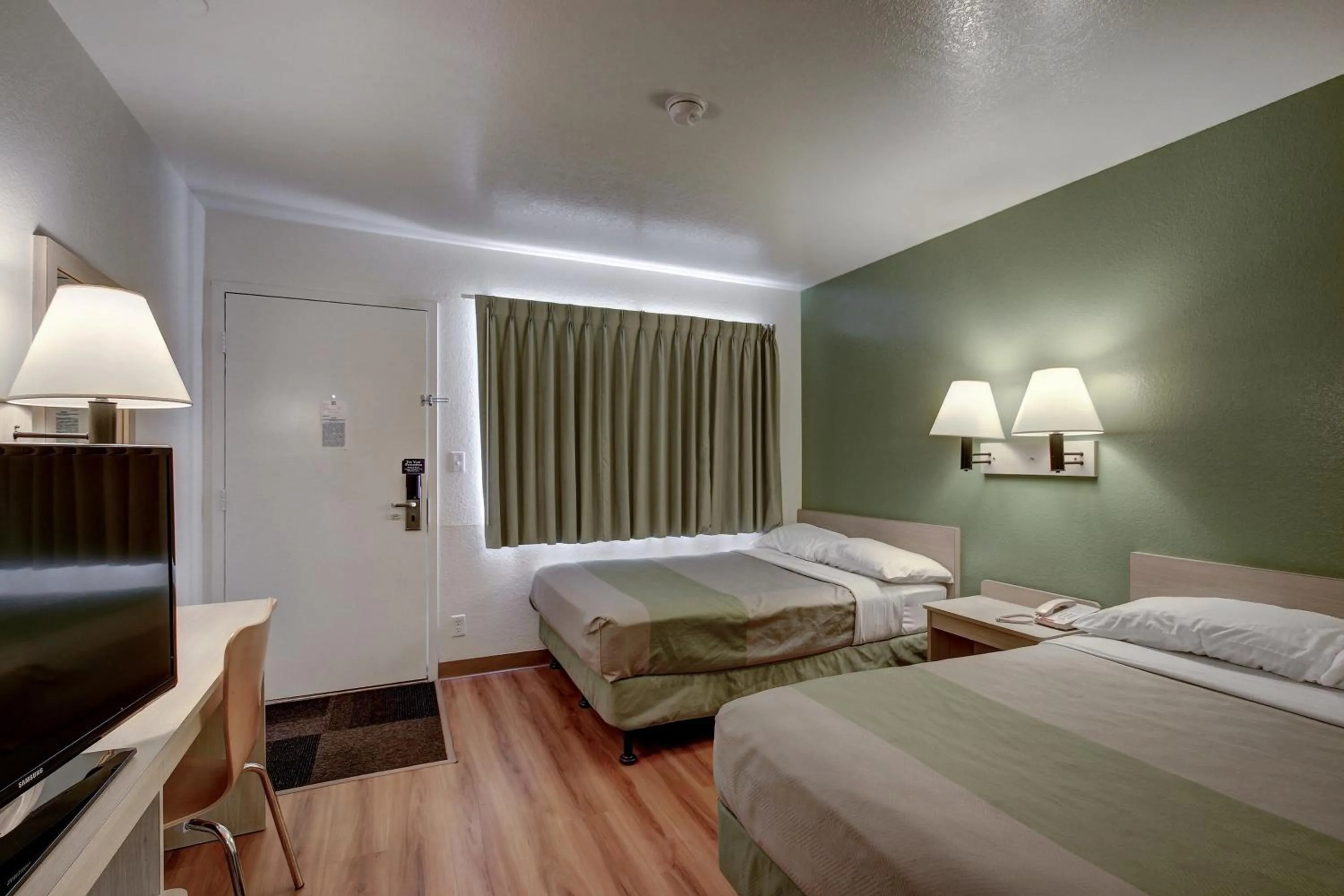 Photo of the whole room, Bed in Econo Lodge Midvale