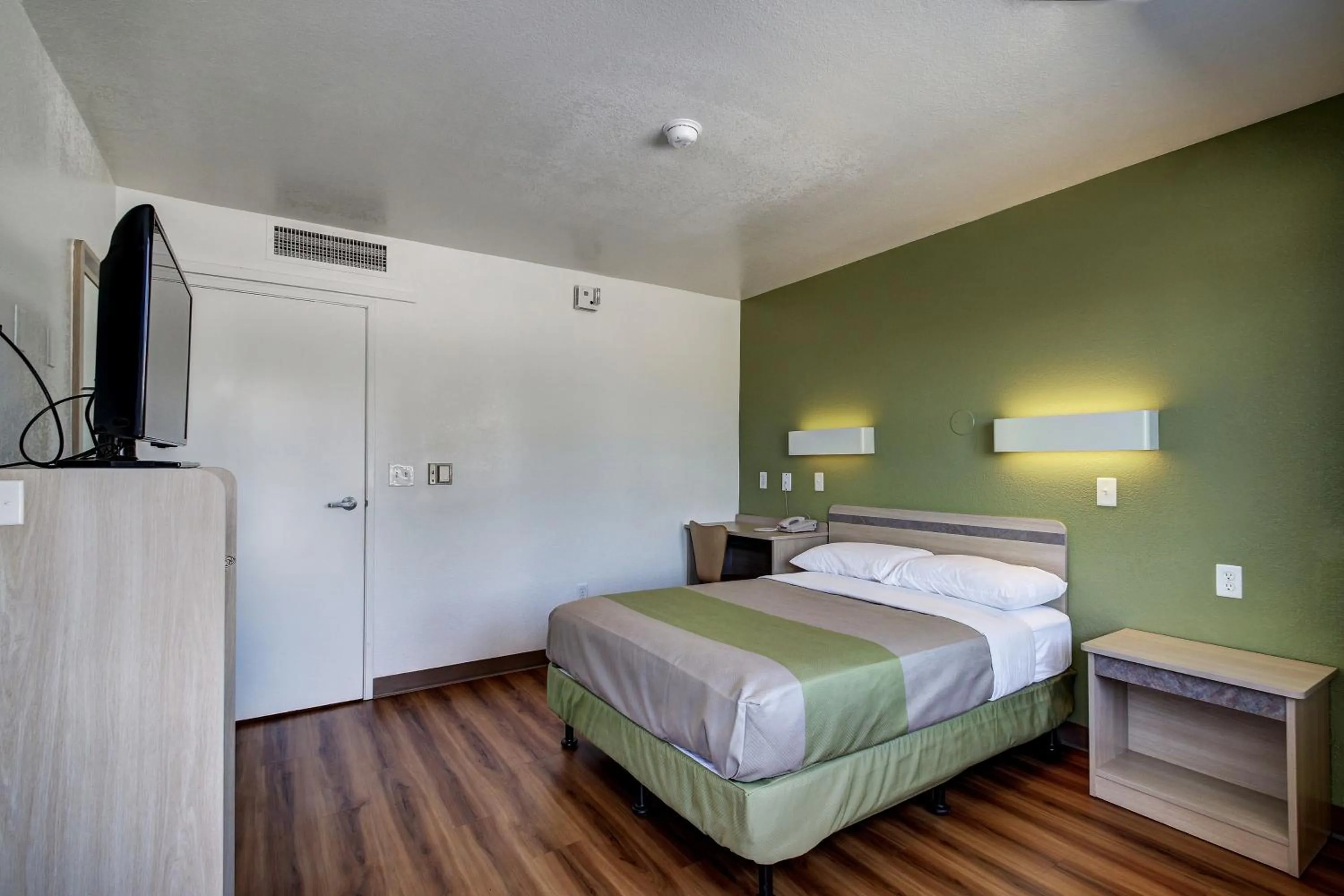 Photo of the whole room, Bed in Econo Lodge Midvale