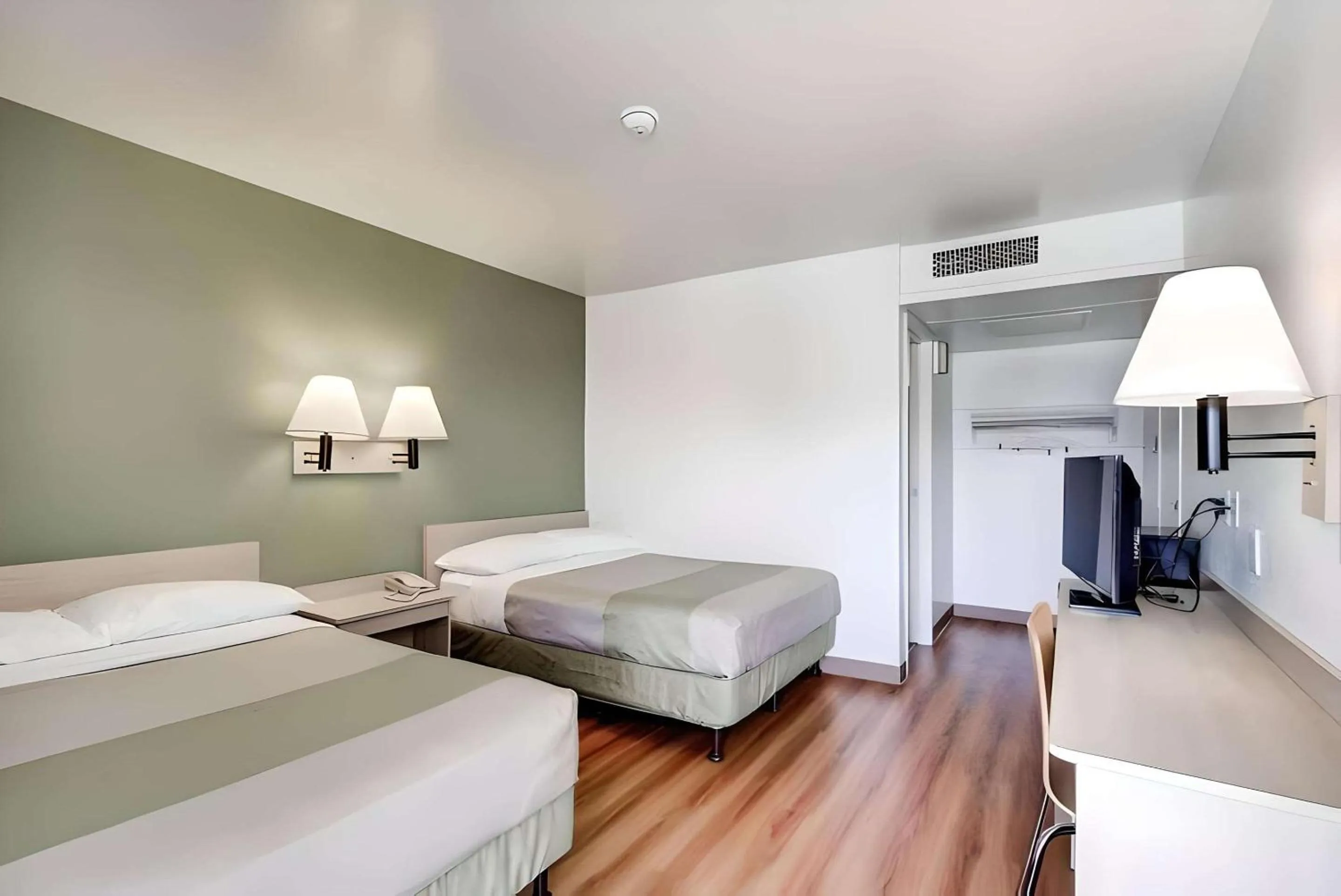 Bedroom, Bed in Econo Lodge Midvale