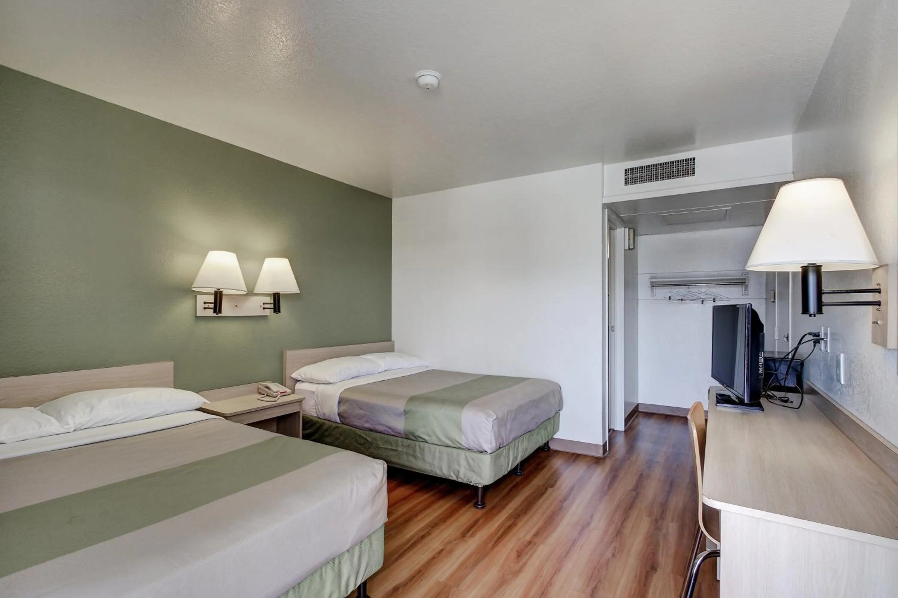 Photo of the whole room, Bed in Econo Lodge Midvale