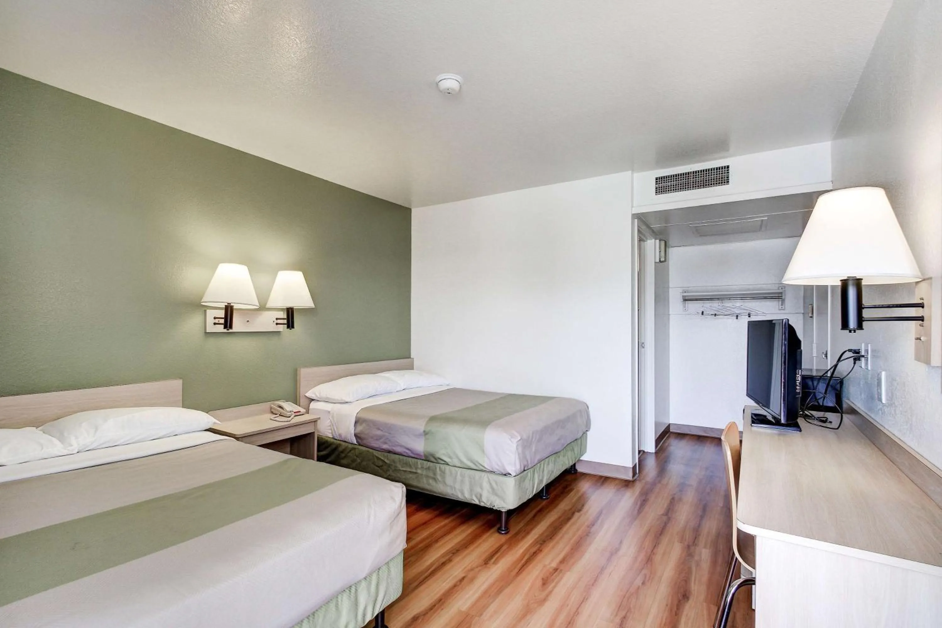 TV and multimedia, Bed in Econo Lodge Midvale