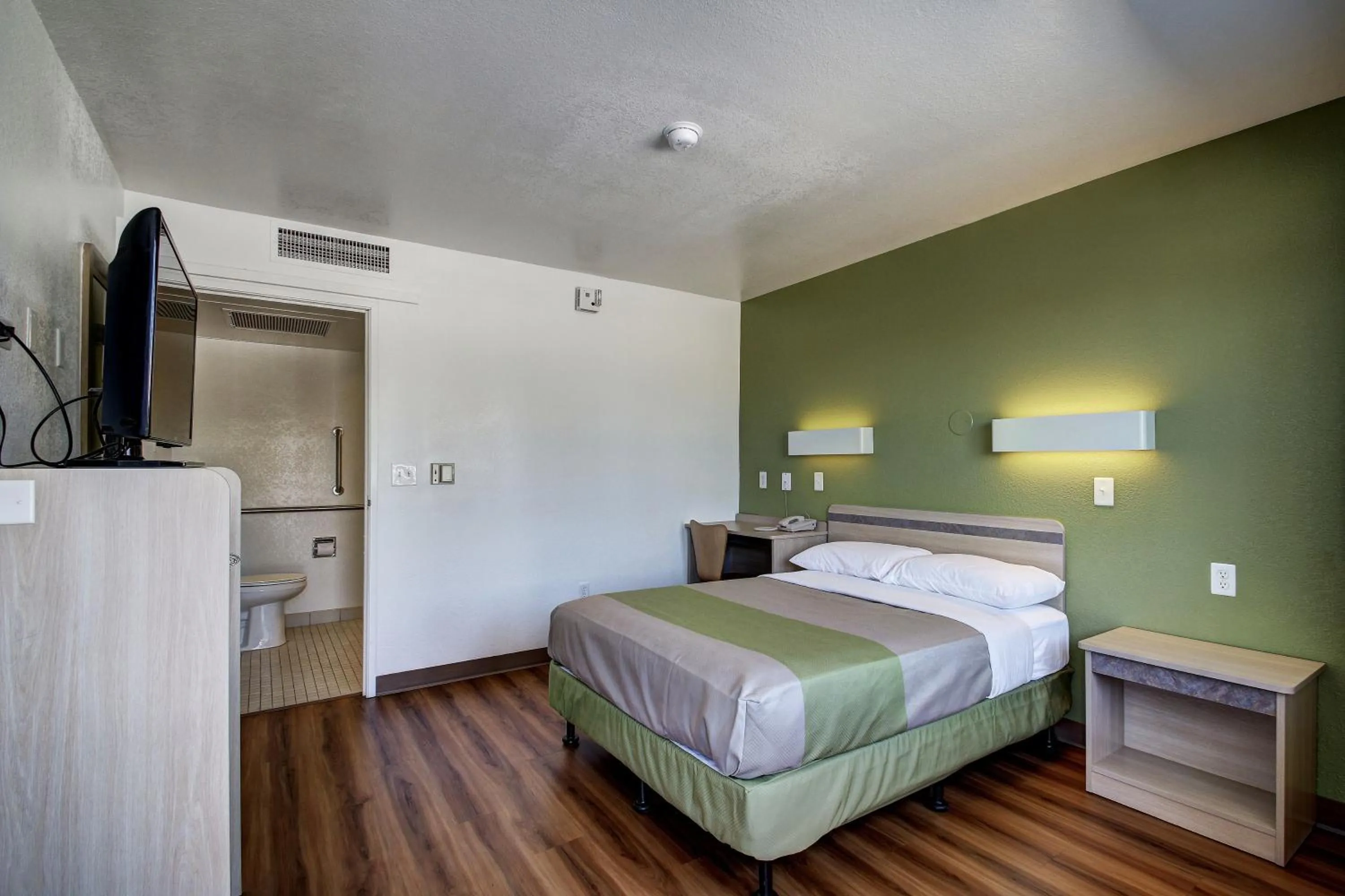 Photo of the whole room, Bed in Econo Lodge Midvale