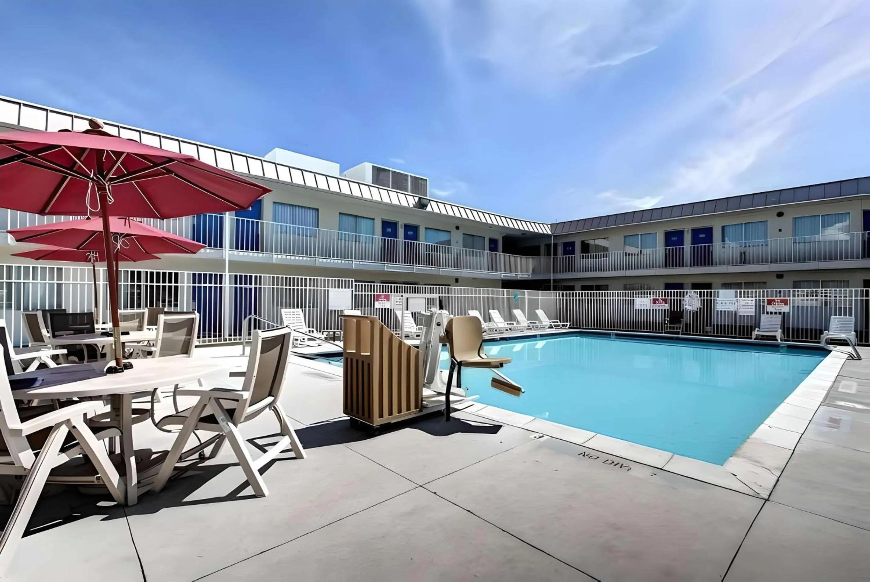 Swimming pool in Econo Lodge Midvale