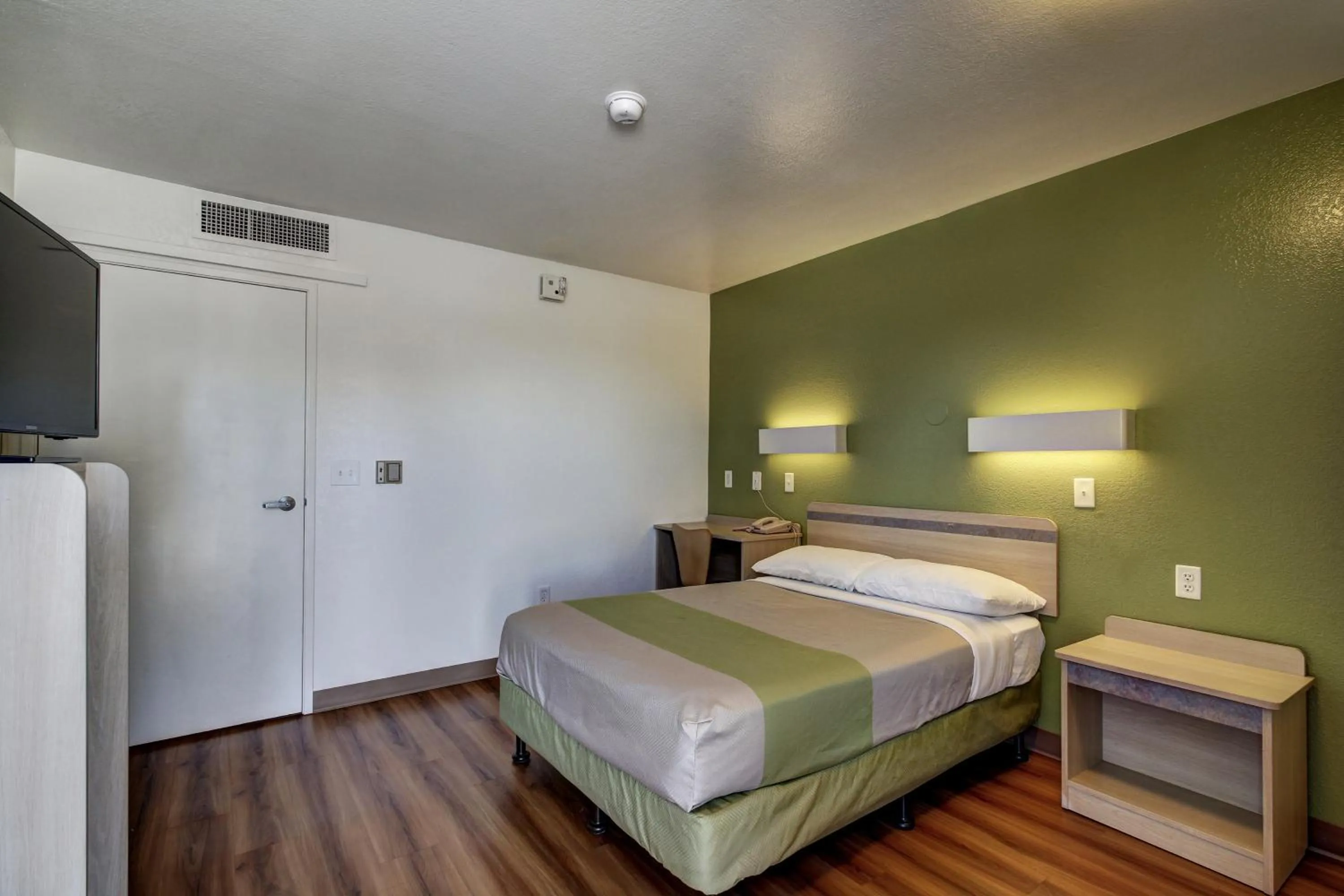 Photo of the whole room, Bed in Econo Lodge Midvale